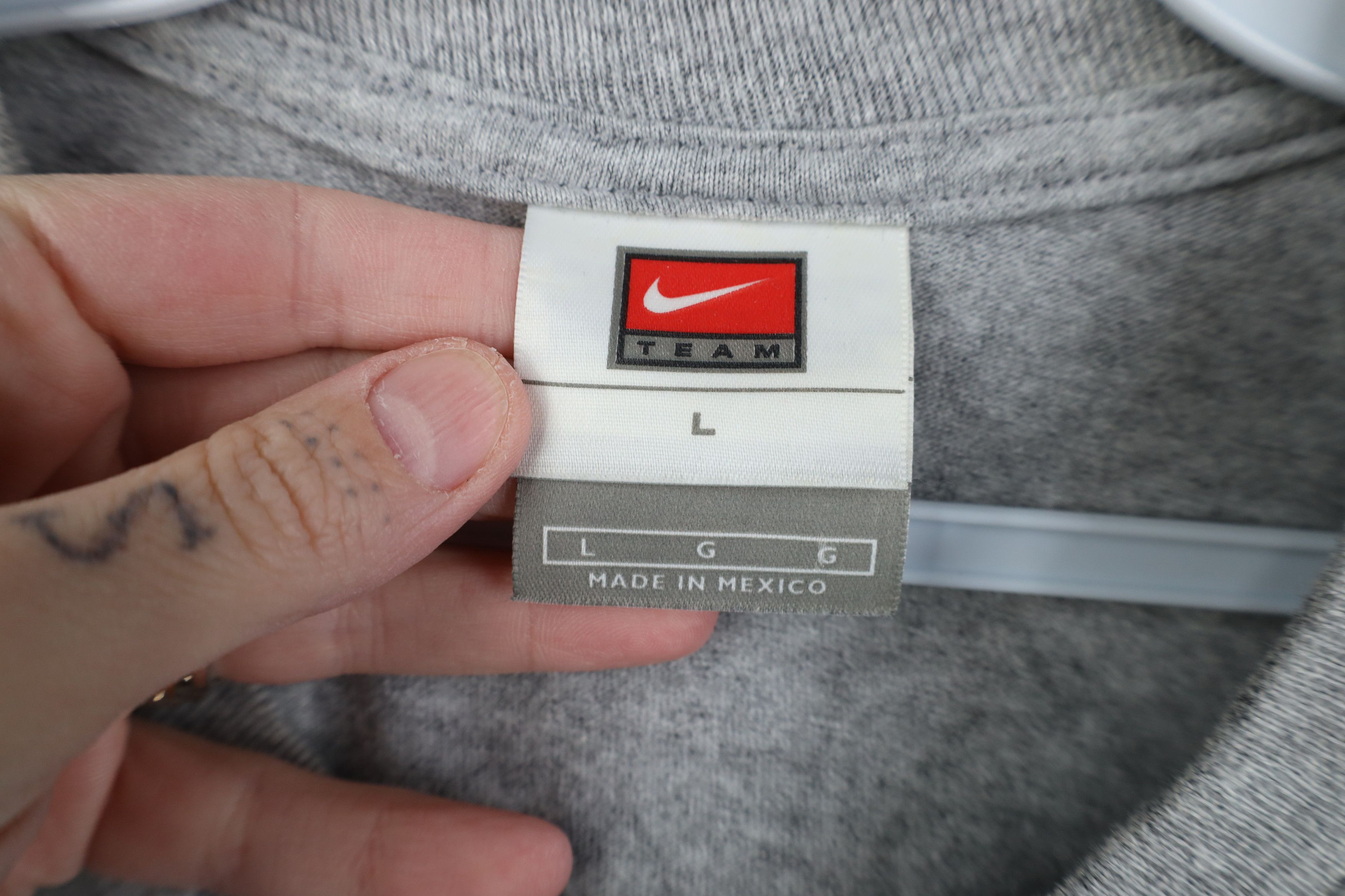 Nike Vintage 90s Y2K Nike Travis Scott Mini Swoosh T-Shirt Gray Size US L / EU 52-54 / 3 - 4 Thumbnail