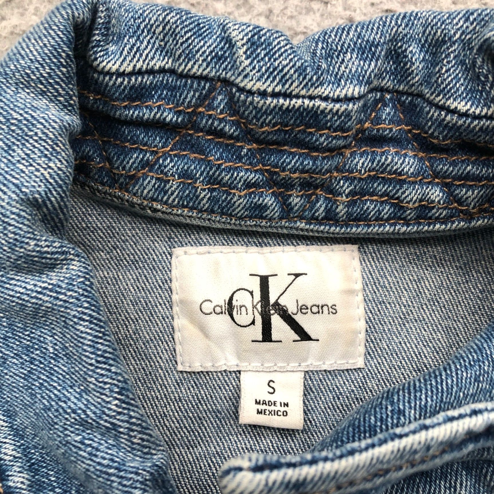 Calvin Klein Calvin Klein Light Wash Trucker Denim Jean Jacket Womens Small Button Logo Blue Jacket Logo Pockets Size 28" / US 6 / IT 42 - 3 Thumbnail