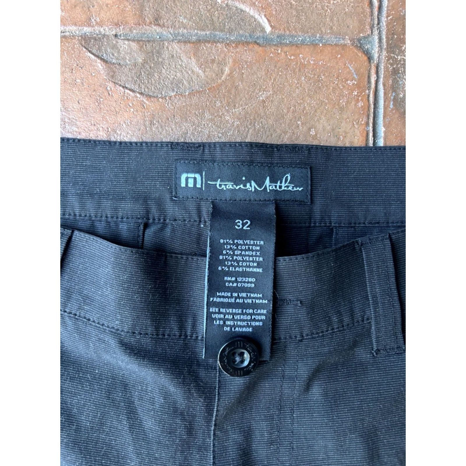TravisMathew Travis Mathew Performance Golf Shorts Mens 32 Black Lightweight Casual Size US 32 / EU 48 - 2 Thumbnail