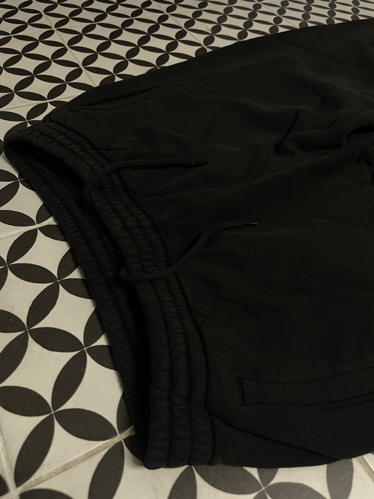 Balenciaga × Gap × Kanye West YEEZY GAP WIDE LEG FRARED SWEATPANTS BLACK Size US 30 / EU 46 - 2 Thumbnail