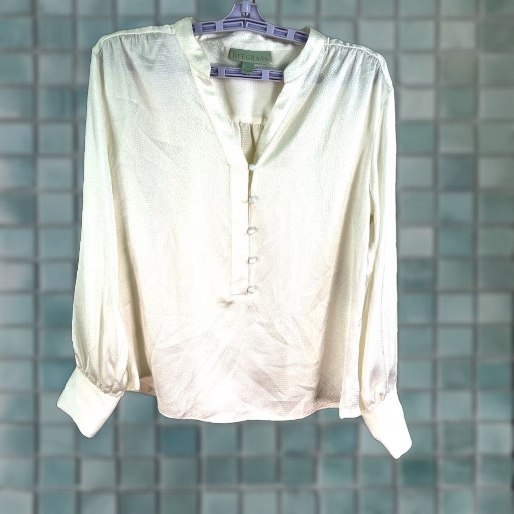 Vintage VINTAGE Rye Grass Blouse Button-Up Textured Chambray White S Women's Size S Shirt Casual Lightweight 25in Long Sleeve Regular Fit Solid Size S / US 4 / IT 40 - 1 Thumbnail