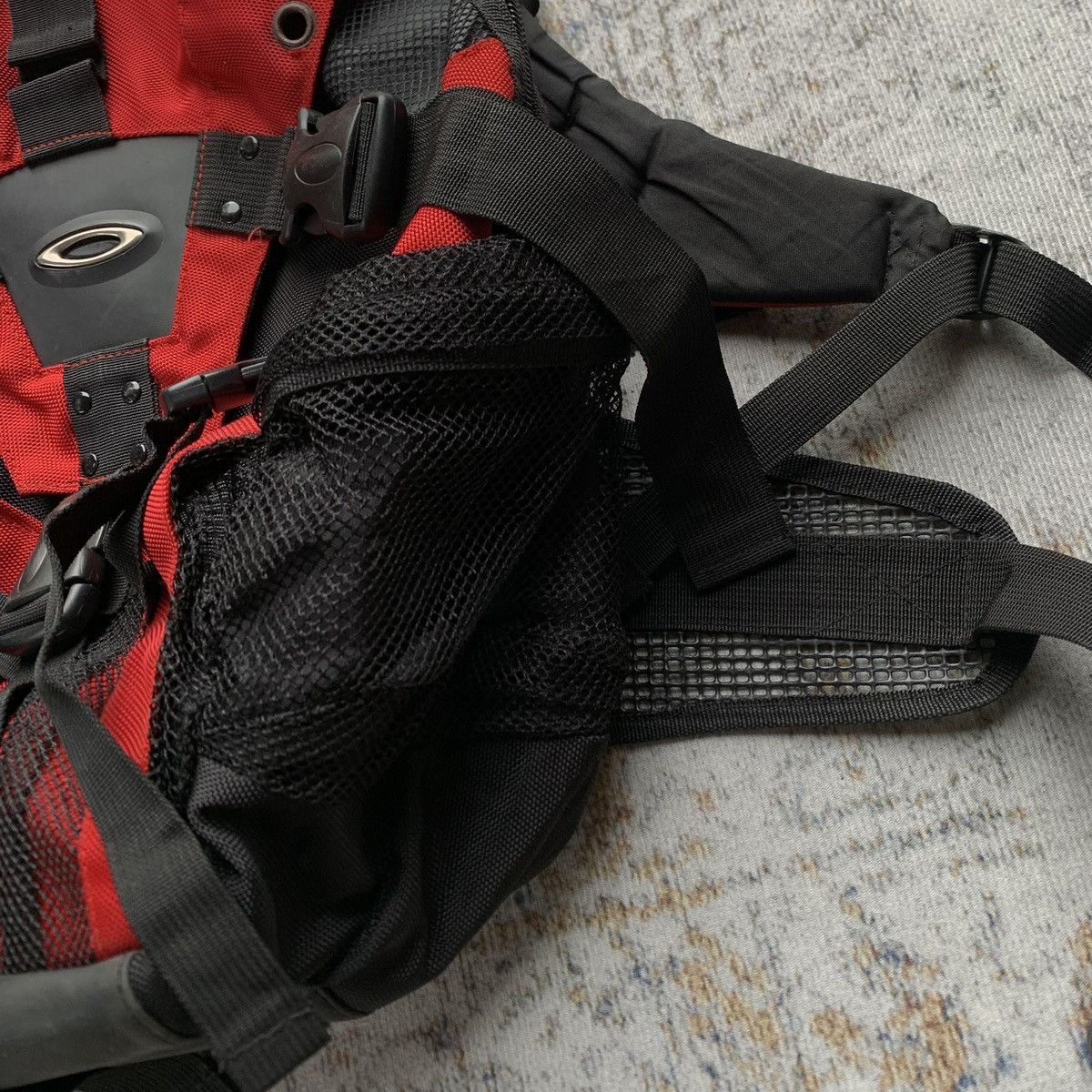 Oakley Vintage Rare Oakley Icon Backpack 1.0 Black Red - Y2K Bag Size ONE SIZE - 6 Thumbnail
