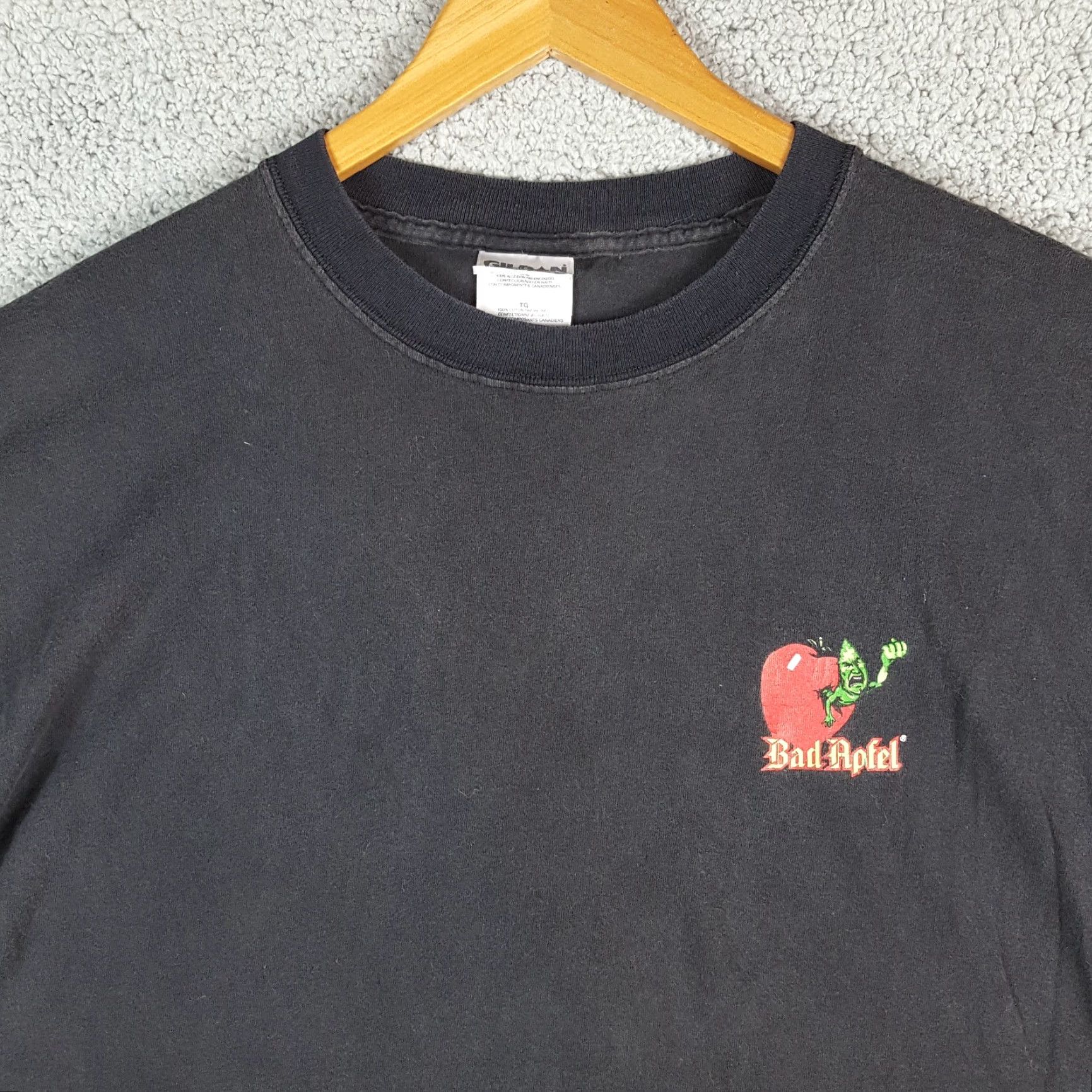 Gildan VINTAGE Bad Apfel Apple Bite Me Men’s XL T-Shirt Black 90s Distressed Crew Neck Short Sleeve Gildan Size US XL / EU 56 / 4 - 2 Thumbnail