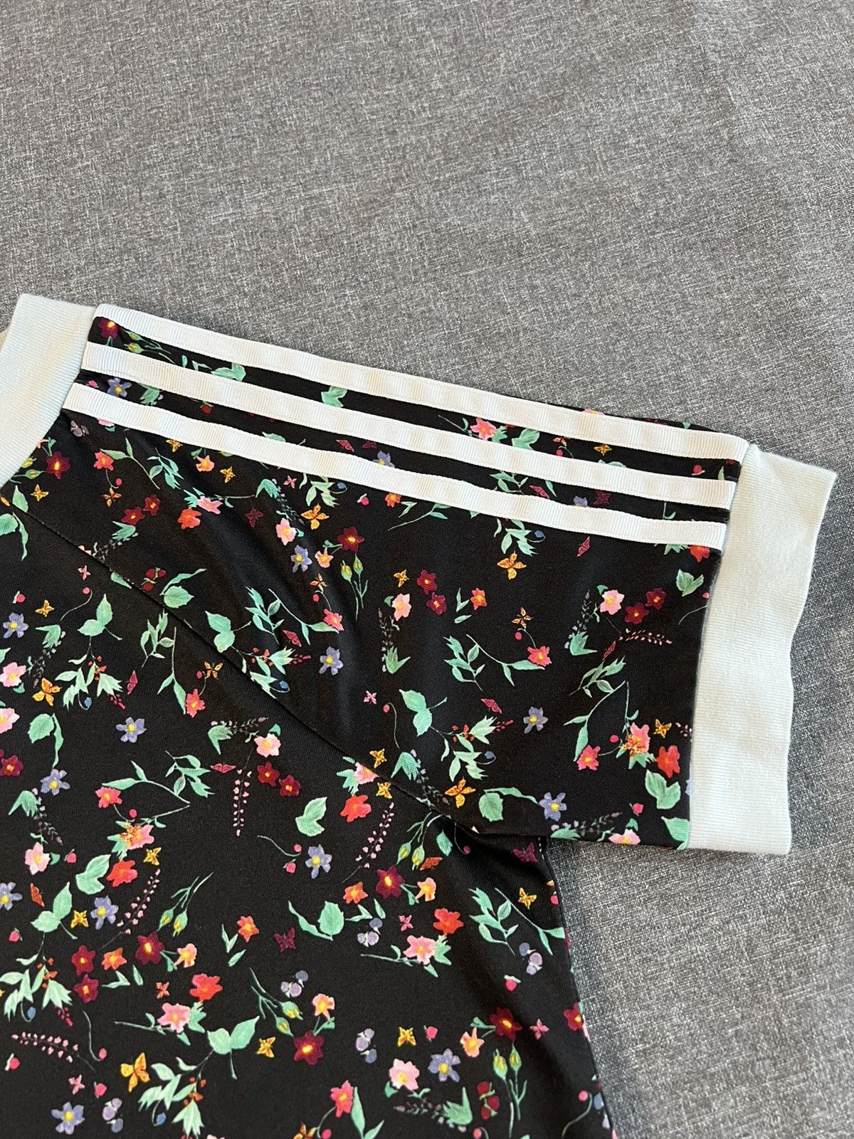 Adidas Adidas Originals Floral Print T-Shirt 🌸 Size XS — Like New Size XS / US 0-2 / IT 36-38 - 4 Thumbnail