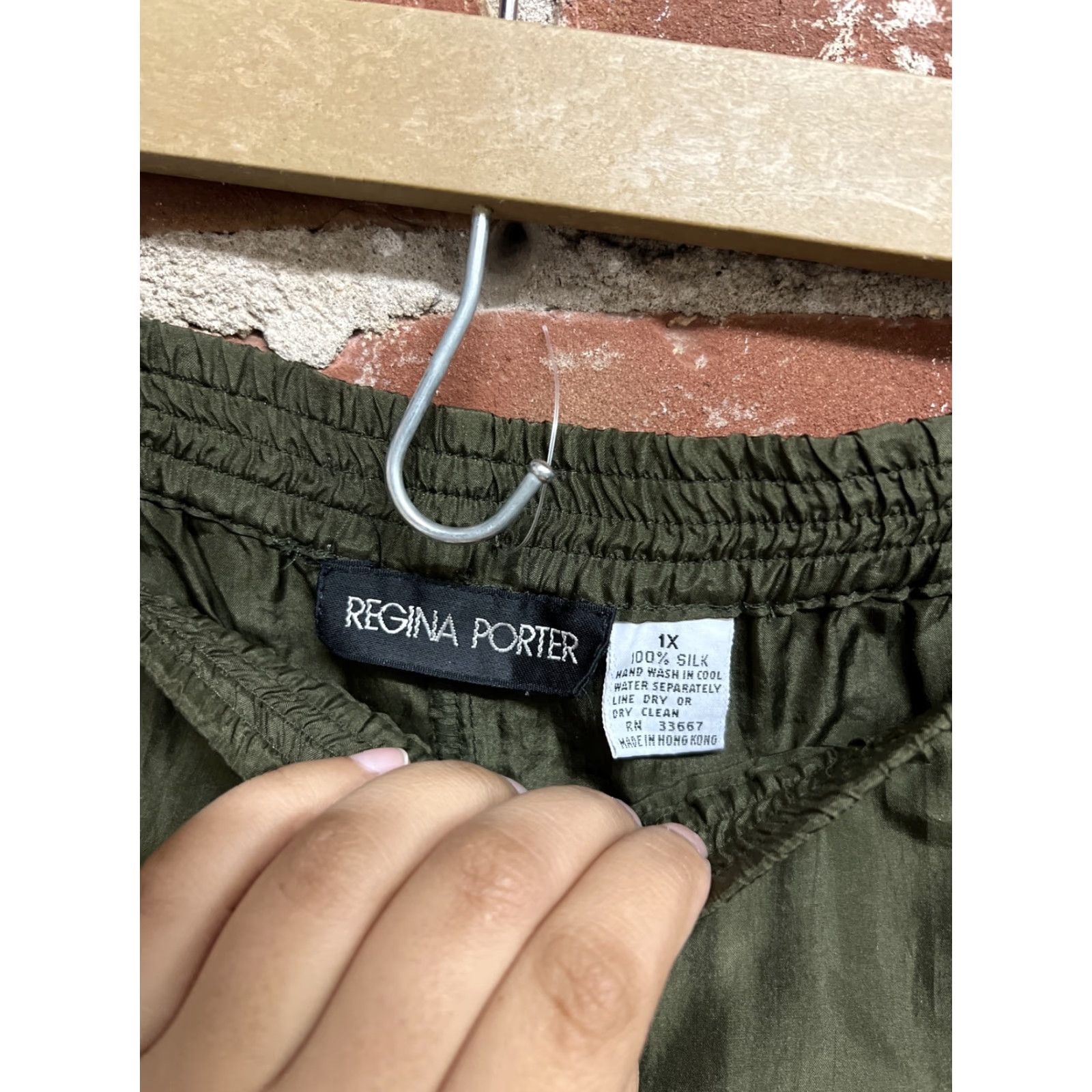 Vintage Regina Porter Pants 1X Green 100% Silk Tapered Leg Dress Pants Womens Silk Pants 1X Green Size 40" / US 18 - 2 Thumbnail