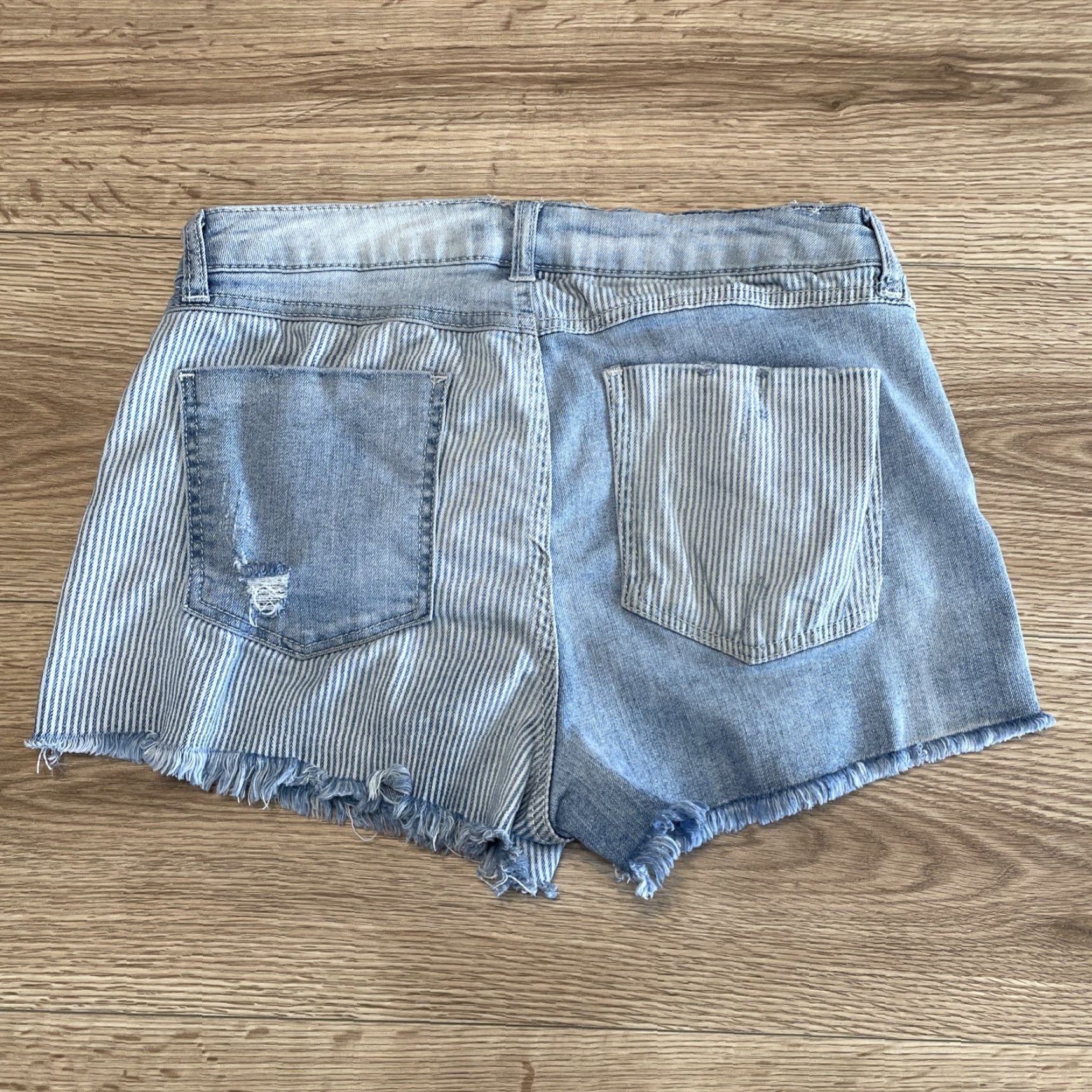Vintage VINTAGE Rewash Distressed Cut-Off Jean Shorts Juniors Size 7 Blue Size 28" / US 6 / IT 42 - 6 Thumbnail