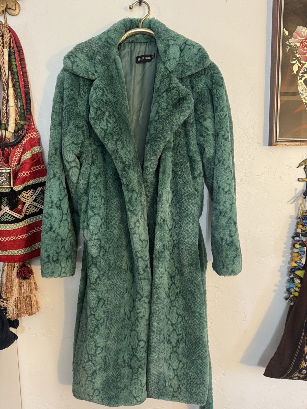 PrettyLittleThing PRETTYLITTLE THING GREEN SNAKE PRINT FAUX FUR COAT SZ 4 EUC Size S / US 4 / IT 40 - 1 Thumbnail