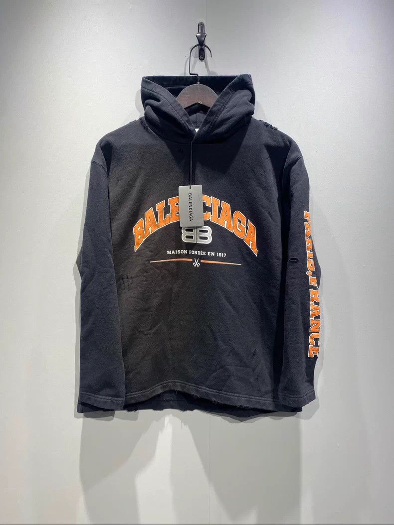 Balenciaga Balenciaga Letter Printed Hooded Long Sleeve T-Shirt Black Size US XS / EU 42 / 0 - 1 Thumbnail