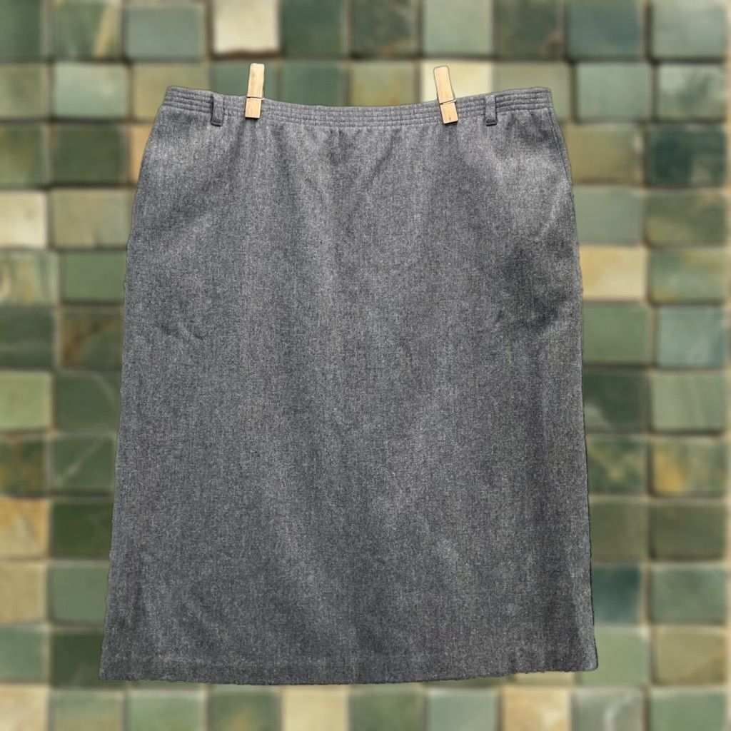 Vintage VTG Alfred Dunner 100% Wool Skirt Women's 18 Pencil Office Academia Classic USA Skirt Midi Tweed Wool Gray 90s Vintage Womens Pants? Size 40" / US 18 - 1 Thumbnail
