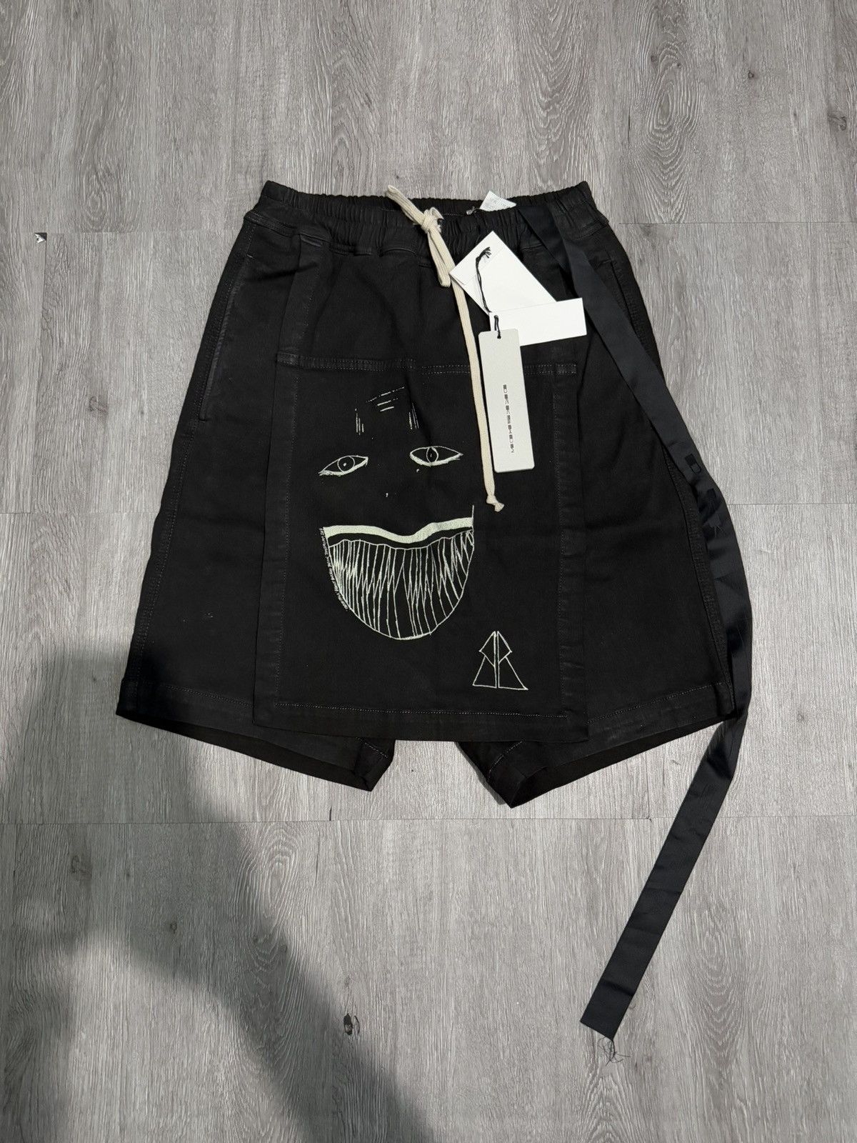 Rick Owens × Rick Owens Drkshdw Rick Owens Dark Wax Face Grimace Shorts Size US 28 / EU 44 - 1 Thumbnail