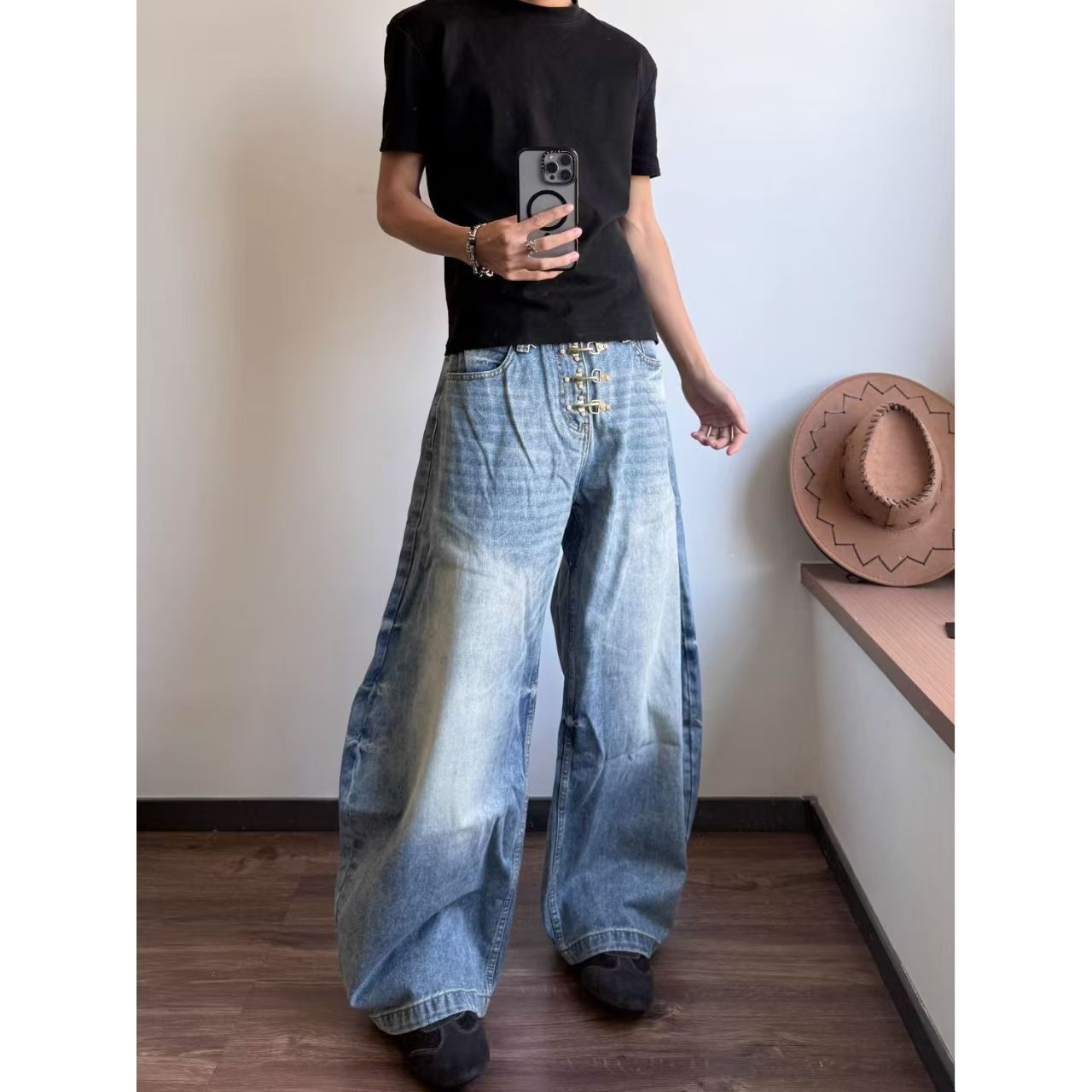 Vintage Washed Vintage Men's Curved-Leg Jeans with Whiskering Size US 32 / EU 48 - 1 Thumbnail