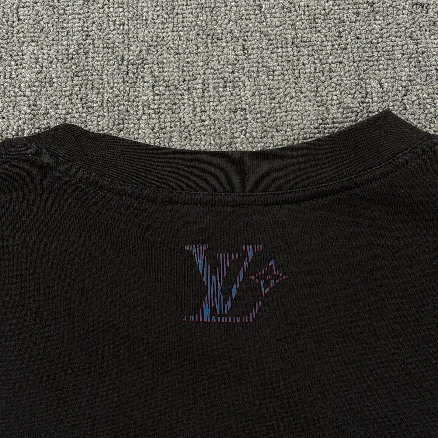 Louis Vuitton LV 25 Scales Logo black short sleeve L Size US L / EU 52-54 / 3 - 8 Thumbnail