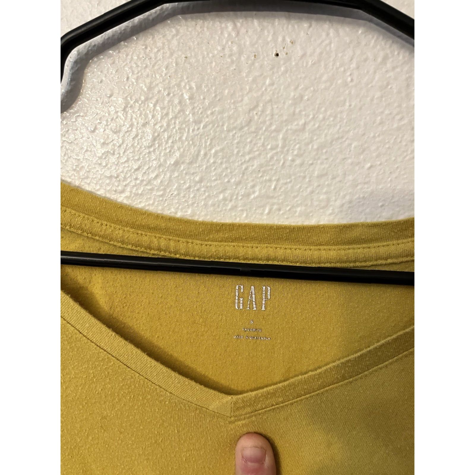 Gap Vintage Gap T-Shirt Women Small V-Neck Solid Yellow Stars Easy Wear Size S / US 4 / IT 40 - 2 Thumbnail