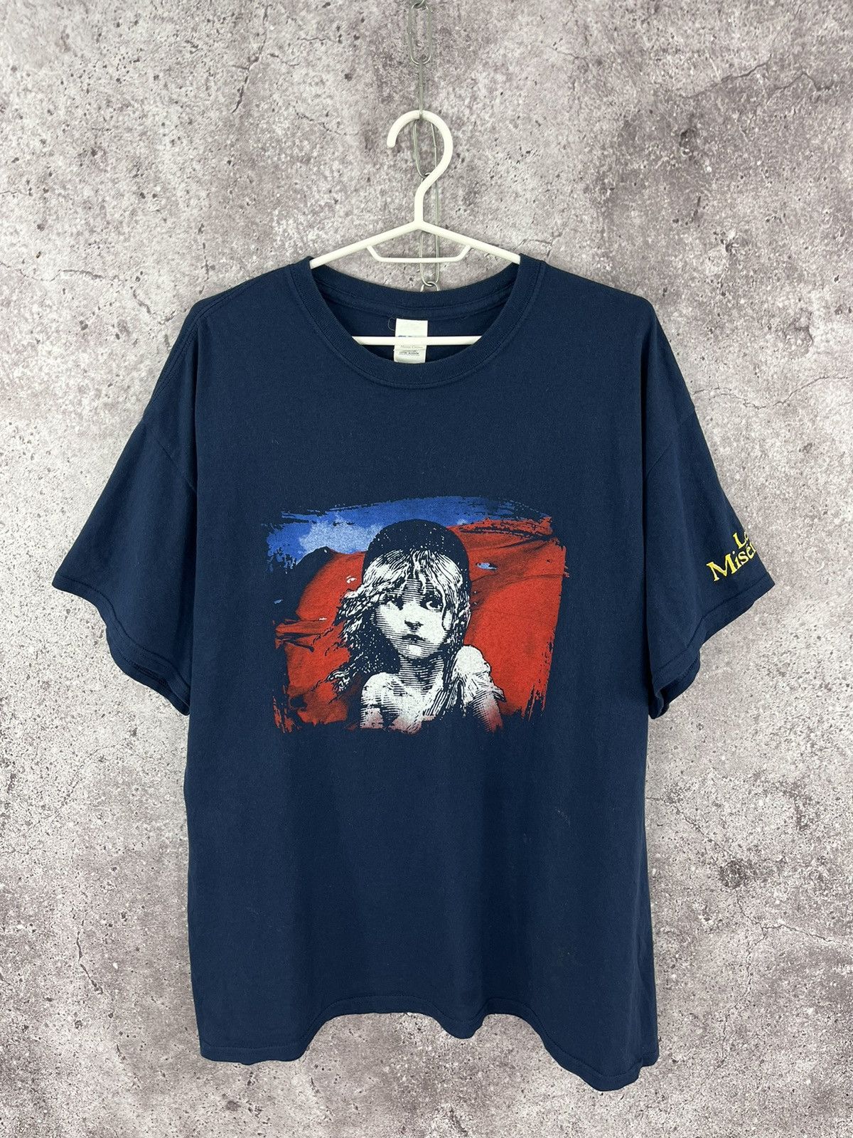 Vintage Mis Miserables Vintage T-Shirt Big Logo Size XL Size US XL / EU 56 / 4 - 1 Thumbnail