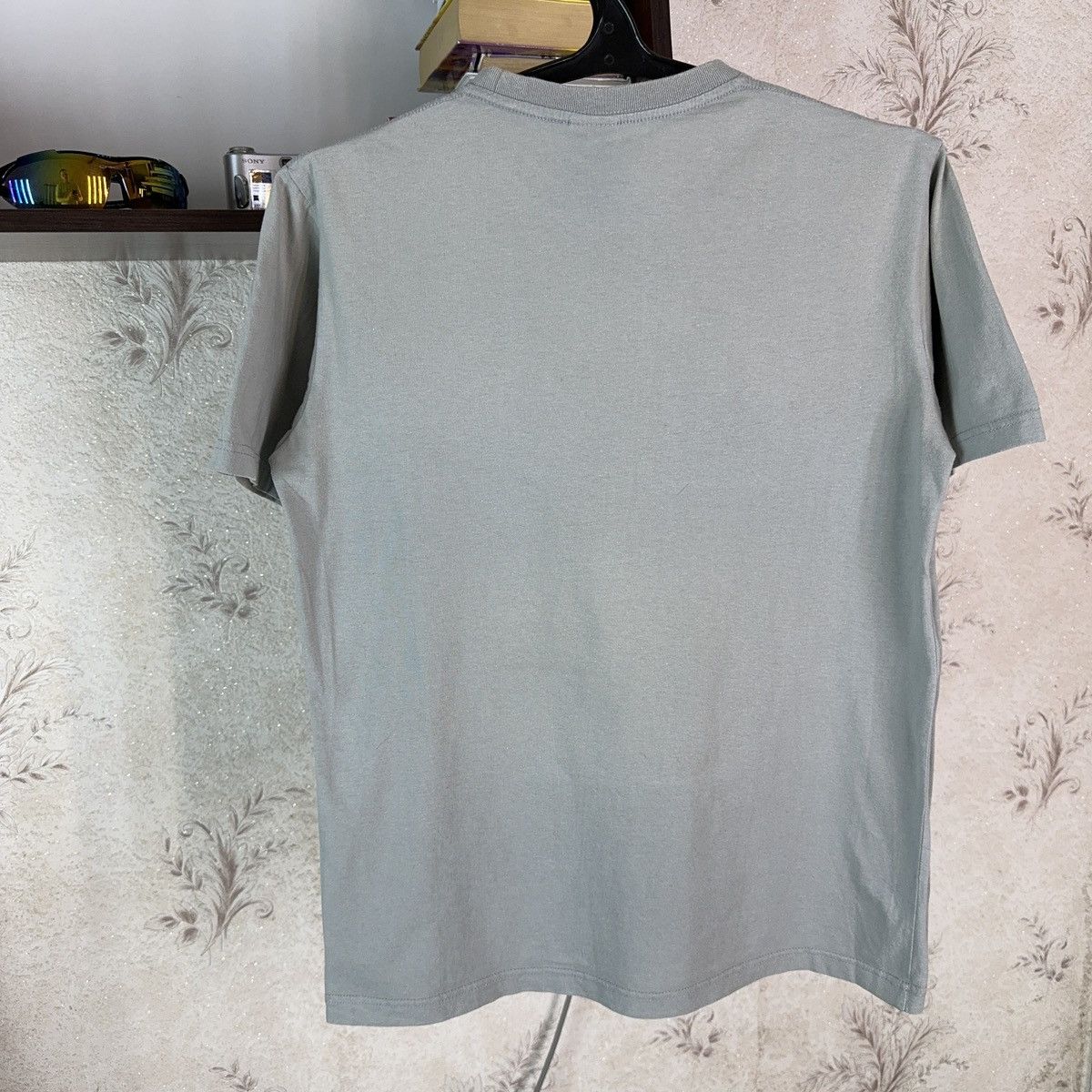 Other Banksy T shirt Art Flower bouquet Thrower molotov Rioter M Size US M / EU 48-50 / 2 - 12 Thumbnail