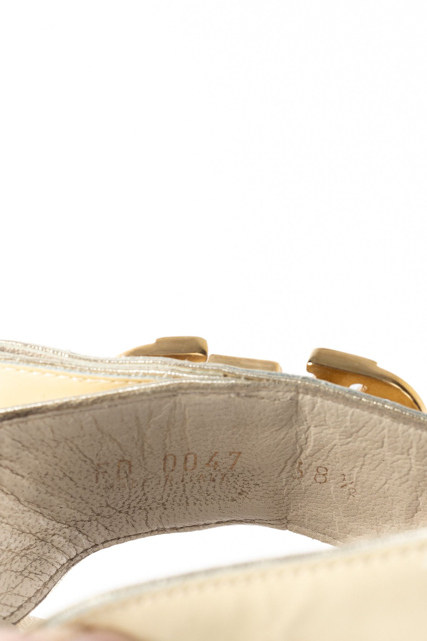 Louis Vuitton Louis Vuitton Zoé Blanc Patent-Leather LV Flat Thong Sandals Size US 8 / IT 38 - 10 Thumbnail