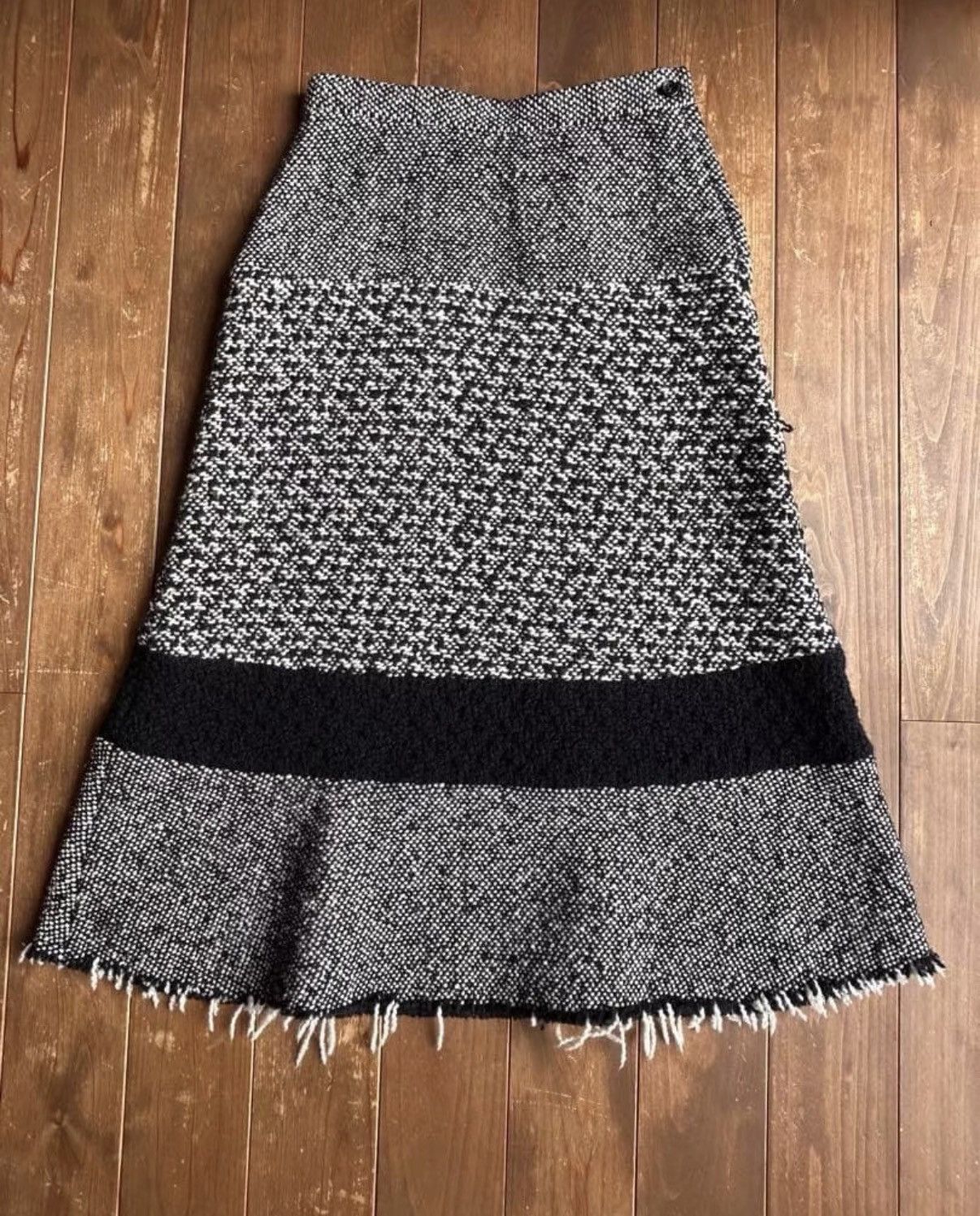 Comme des Garcons COMME des GARÇONS Black & White Tweed Fringe Midi Skirt K23 Size 26" / US 2 / IT 38 - 1 Thumbnail