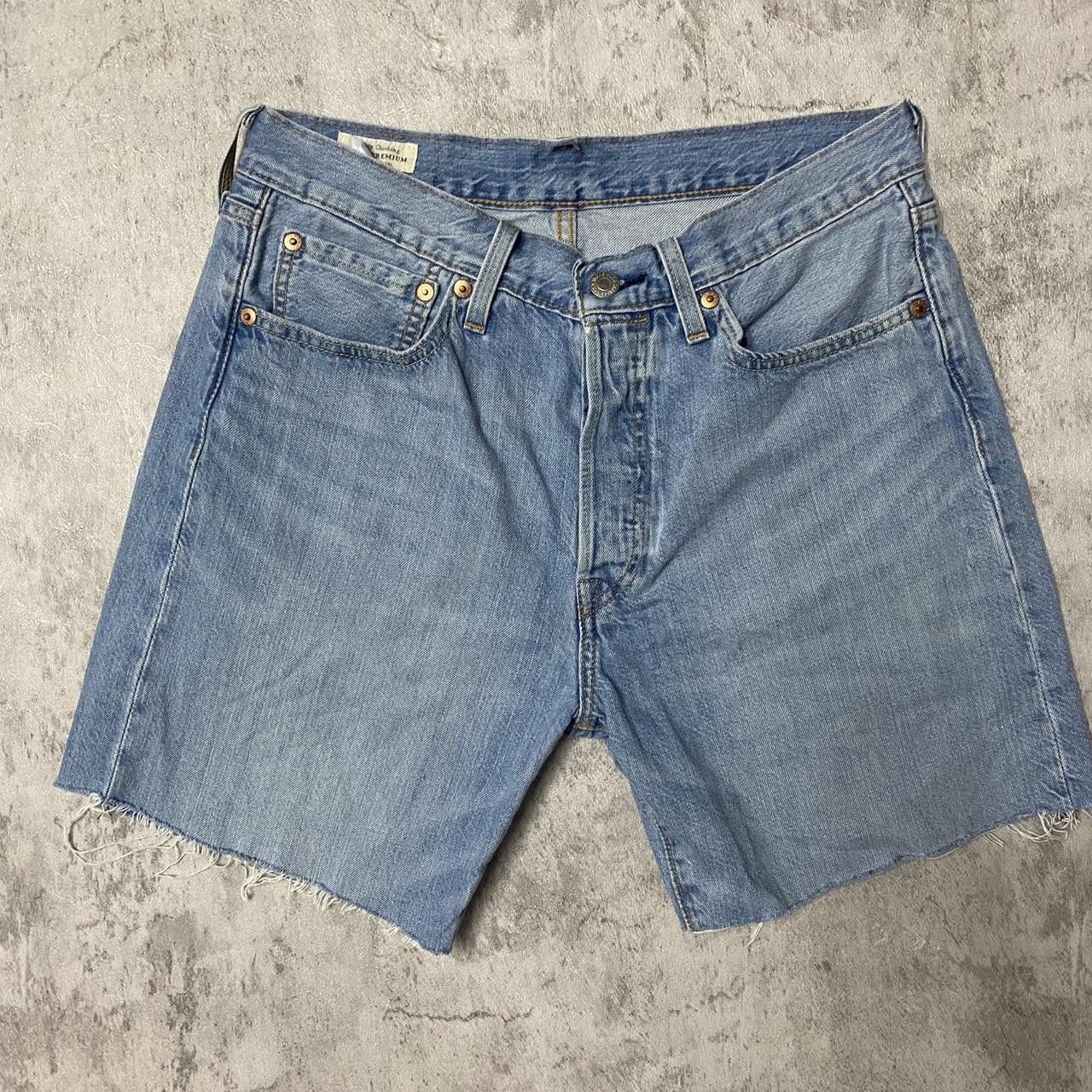 Levi's Levi's 501 shorts with frayed hem and distressed details Size US 31 - 2 Thumbnail