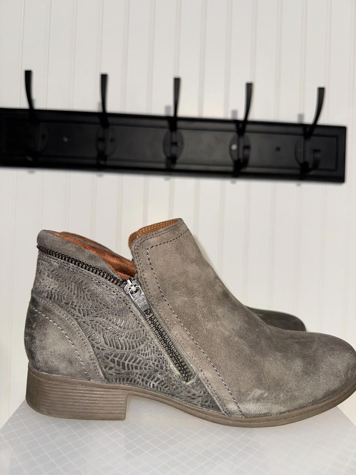 Other Cobb Hill Rockport Crosbie Women's 8M Suede Ankle Booties Size US 8 / IT 38 - 2 Thumbnail