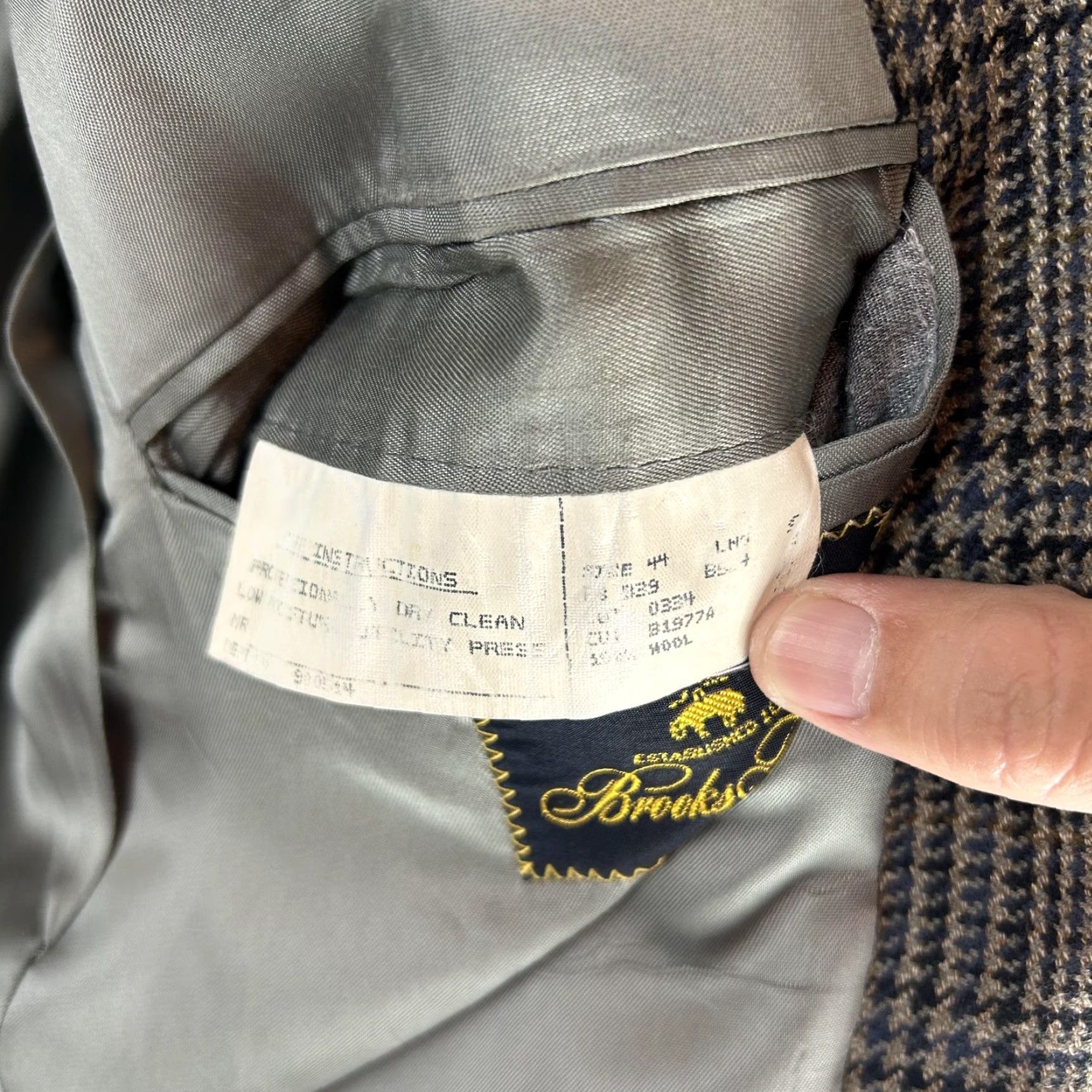 Brooks Brothers Brooks Brothers Blazer Mens 44 Gray Plaid Wool Tweed Two-Button Notch Lapel Single Breasted Sport Coat Long USA 2 Piece Business Casual Mens Size 44R - 6 Thumbnail