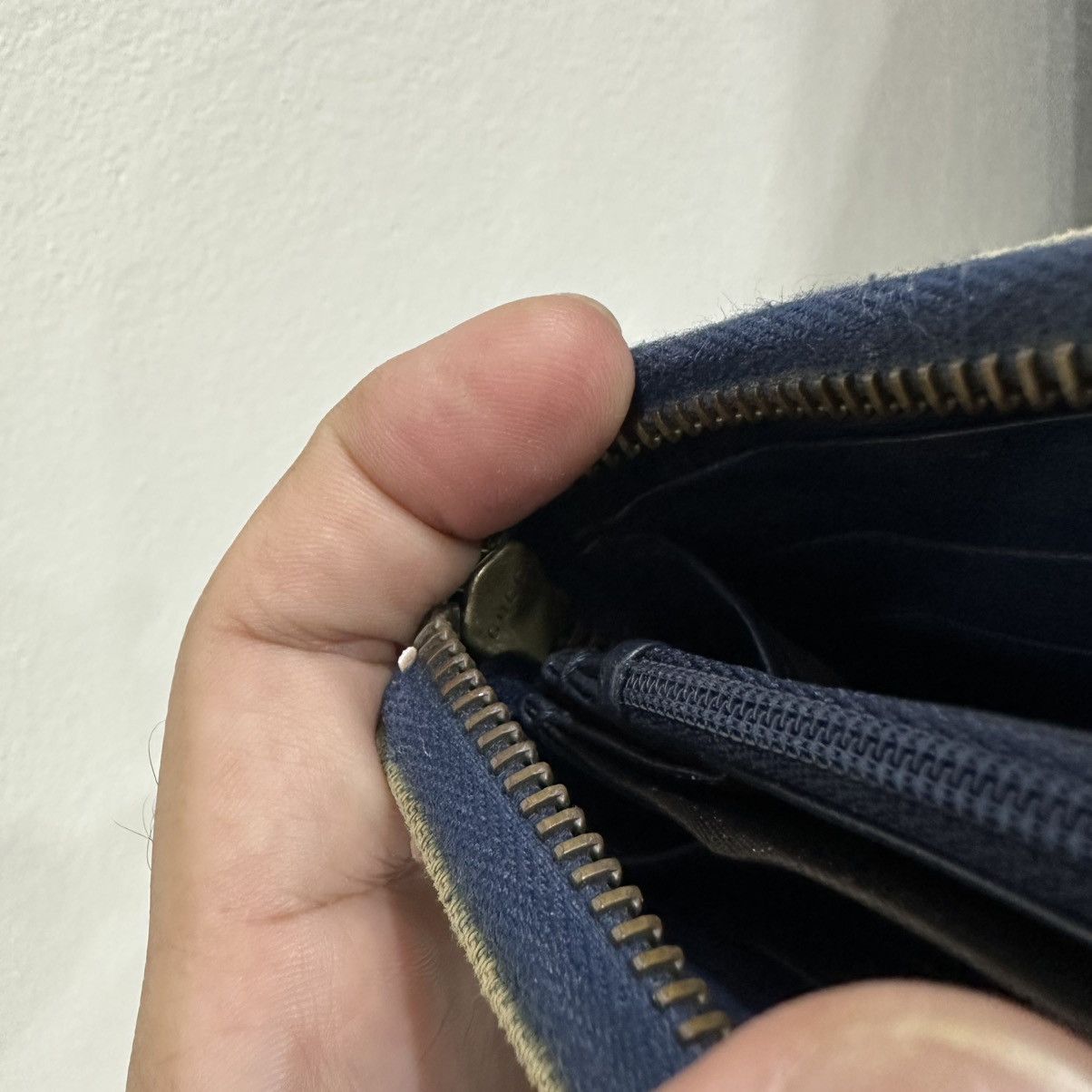 Gucci ‼️YES‼️AUTHENTIC GUCCI GG ROUND ZIPPER WALLET BLUE DENIM Size ONE SIZE - 12 Thumbnail