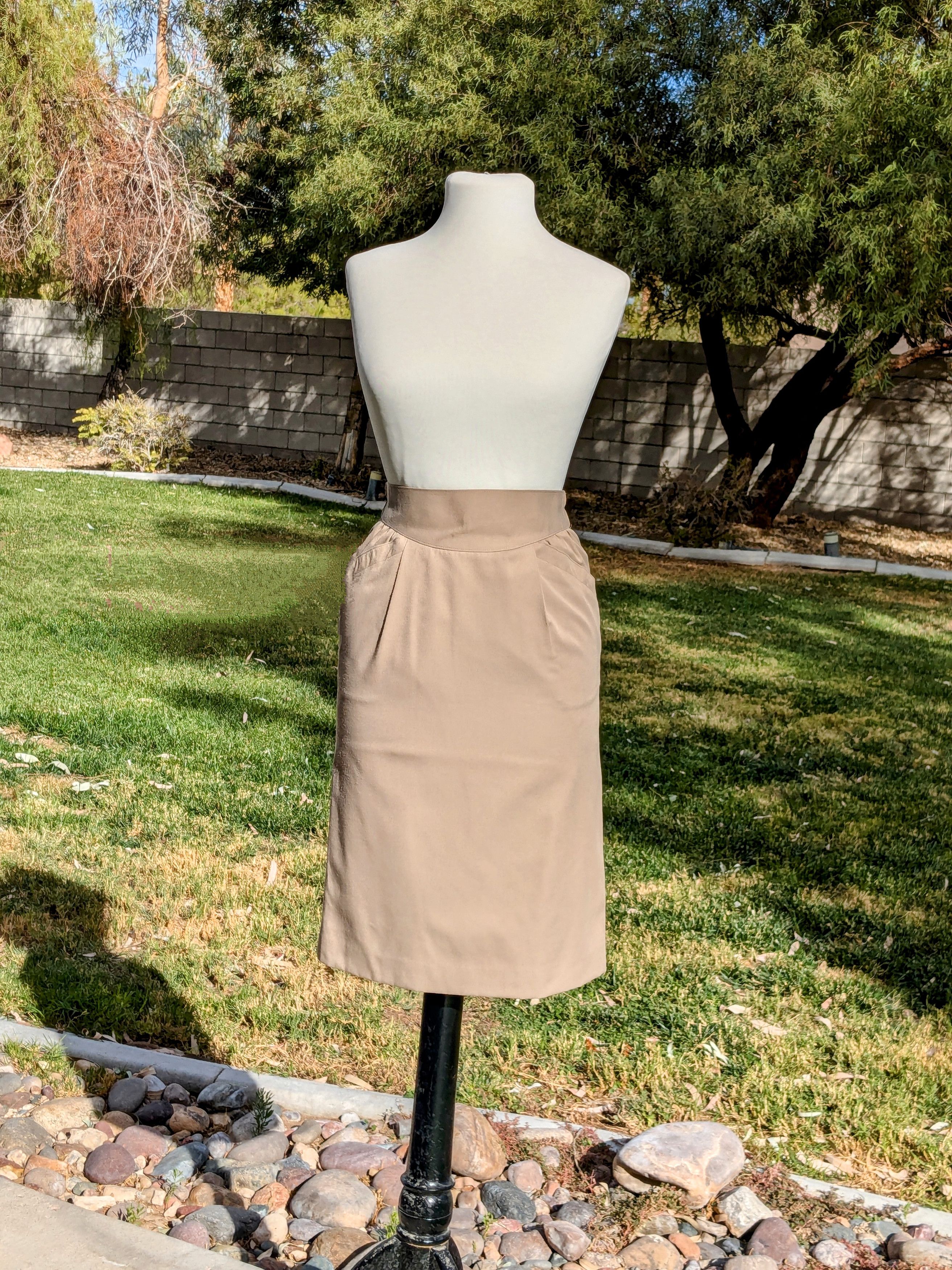 Vintage Vintage Japanese Beige Polyester Rayon Retro Midi Skirt EUC Size 26" / US 2 / IT 38 - 1 Thumbnail