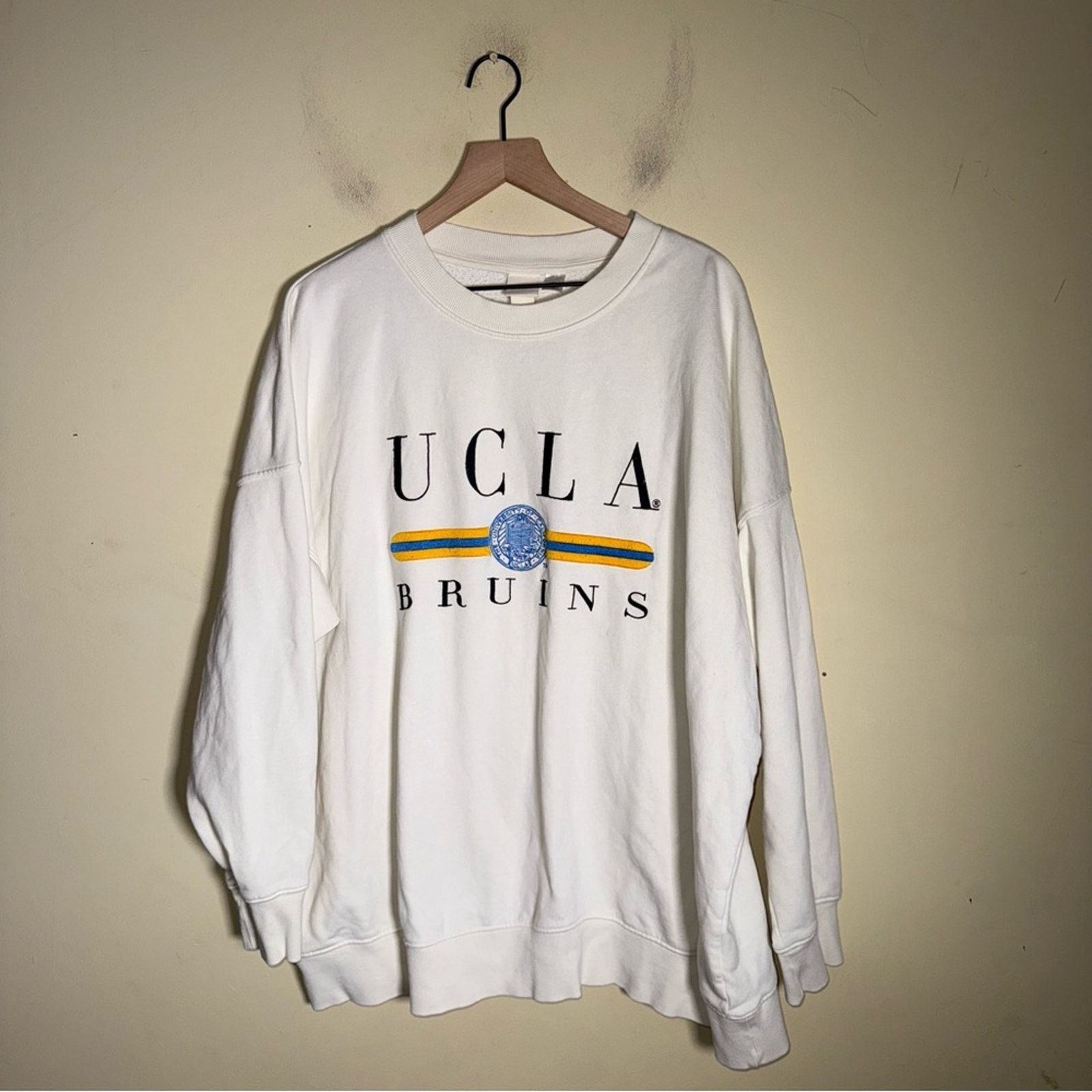 H&M H&M UCLA embroidered collegiate Off-White Sweatshirt L Size US L / EU 52-54 / 3 - 6 Thumbnail