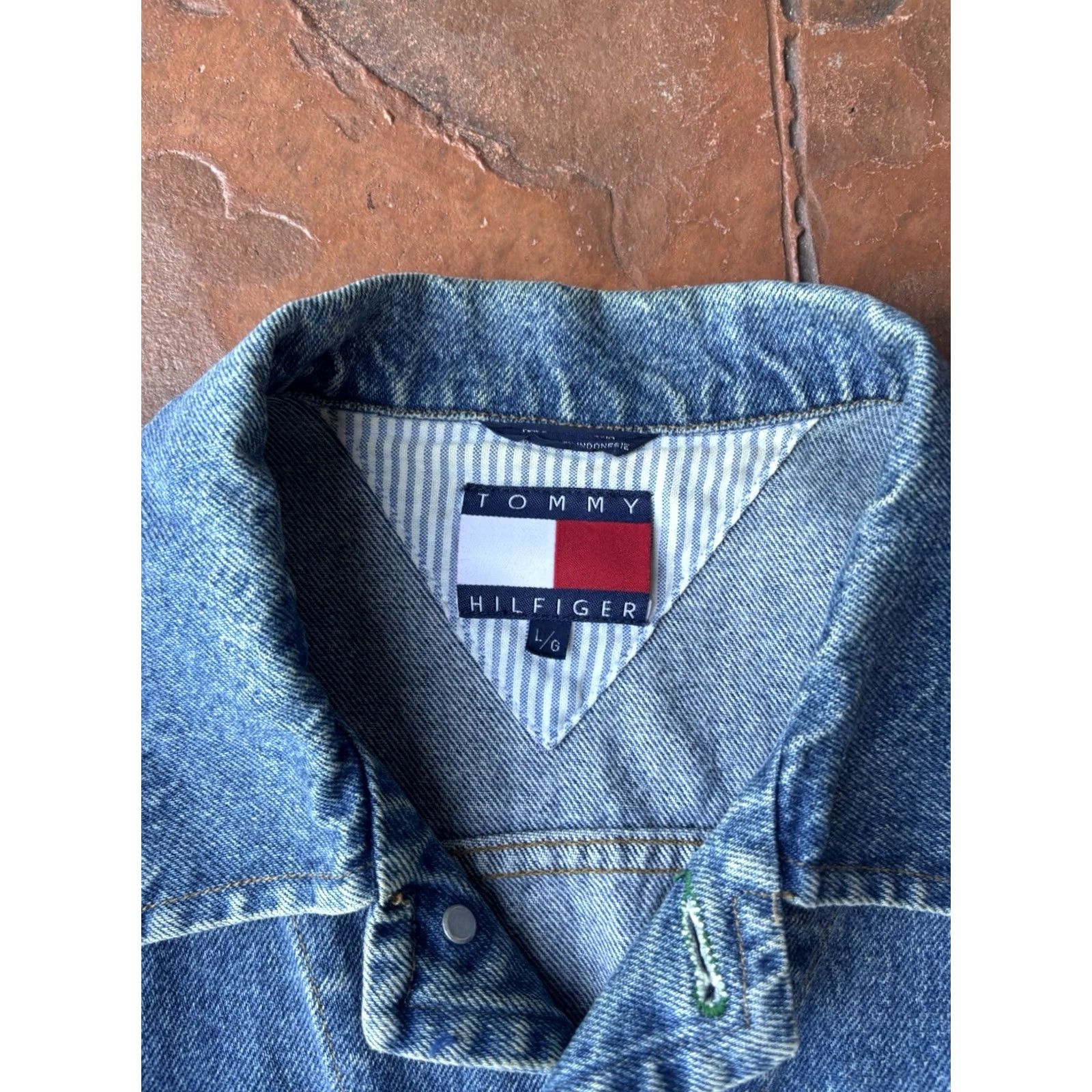 Tommy Hilfiger VINTAGE Tommy Hilfiger Denim Vest Mens Large Crest 90s Size US L / EU 52-54 / 3 - 2 Thumbnail