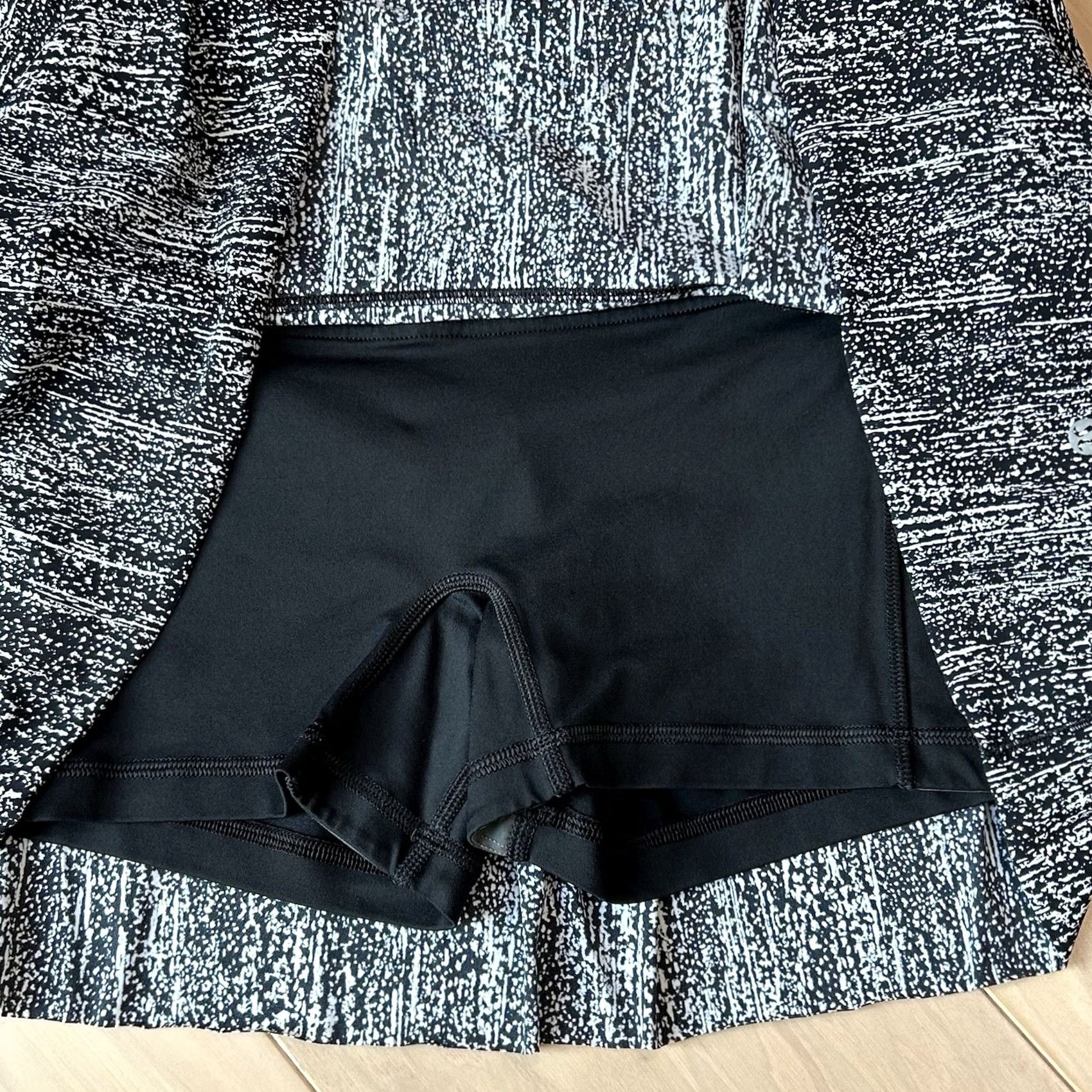 Lululemon Lululemon Lost in Pace Skirt Air Time White Black Women’s 10 Athletic Pockets Short Geometric Urban Athleisure 33-36 Waist Mens? Womens? Size 32" / US 10 / IT 46 - 3 Thumbnail