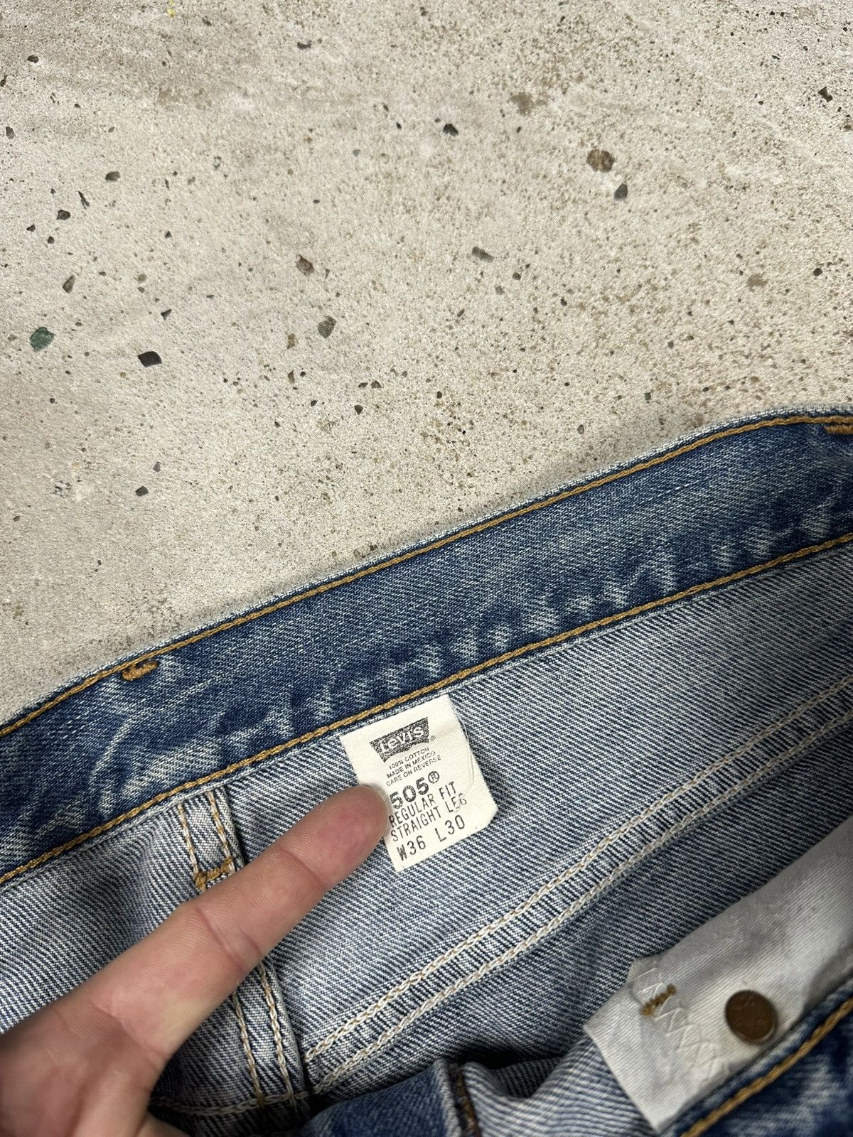 Levi's × Vintage Vintage 2002 Levi’s 505 Denim Pants Jeans Mexico Size US 36 / EU 52 - 10 Thumbnail