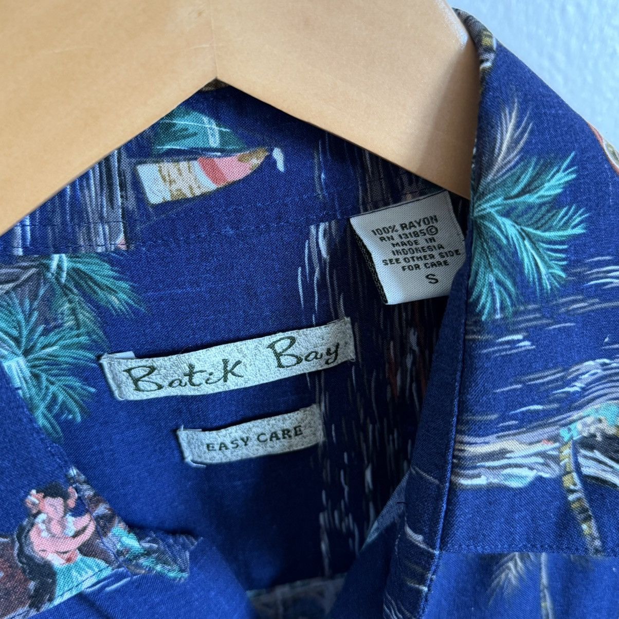 Vintage Batik Bay Men’s Hawaiian Button-Up Shirt Tropical Rayon Size US S / EU 44-46 / 1 - 4 Thumbnail
