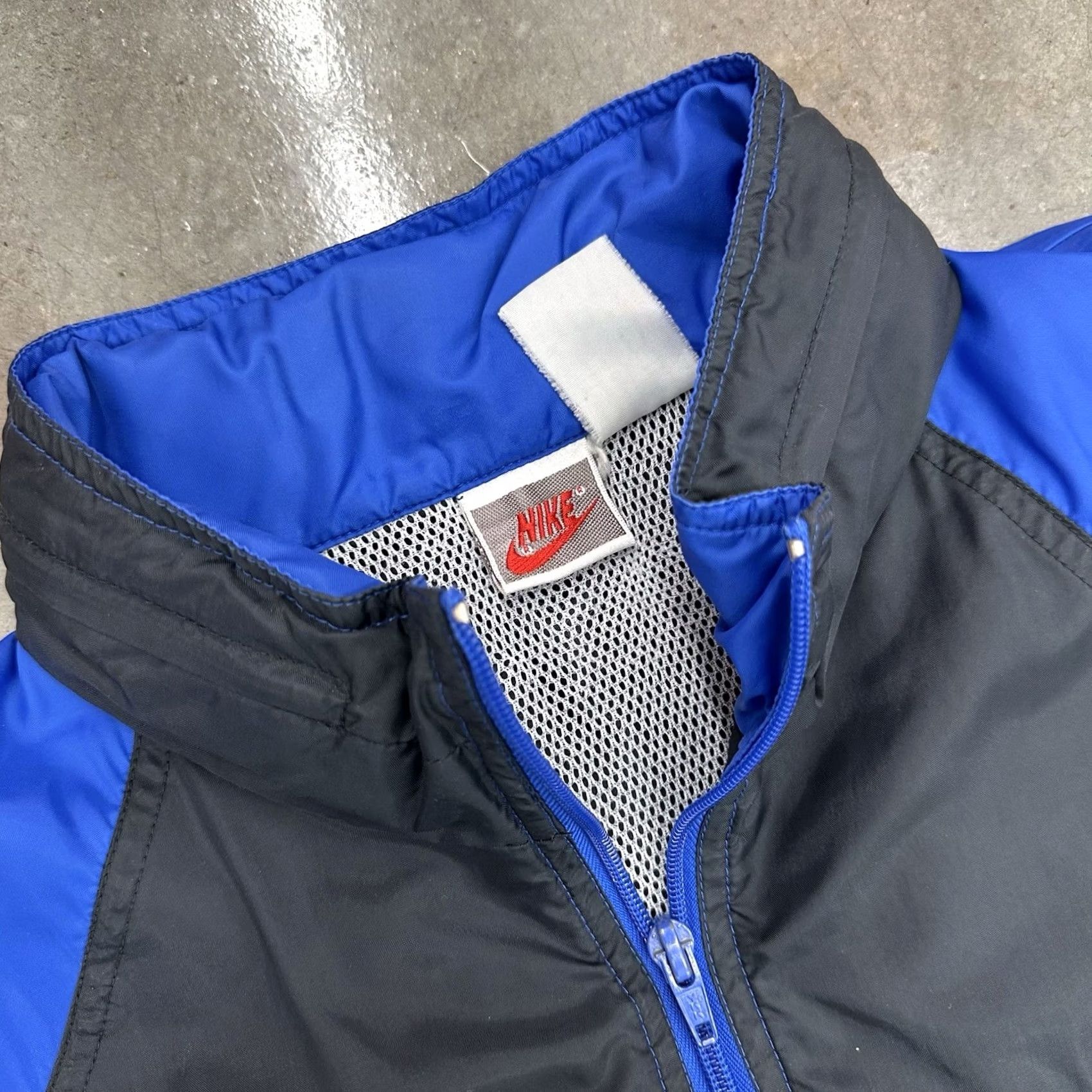 Nike VINTAGE Nike Geometric Blue Black Gold Windbreaker Jacket Nylon XL Mens Regular Windbreaker Fully Zip Hooded 90s Logo Embroidered Spring Summer Winter Size US XL / EU 56 / 4 - 2 Thumbnail
