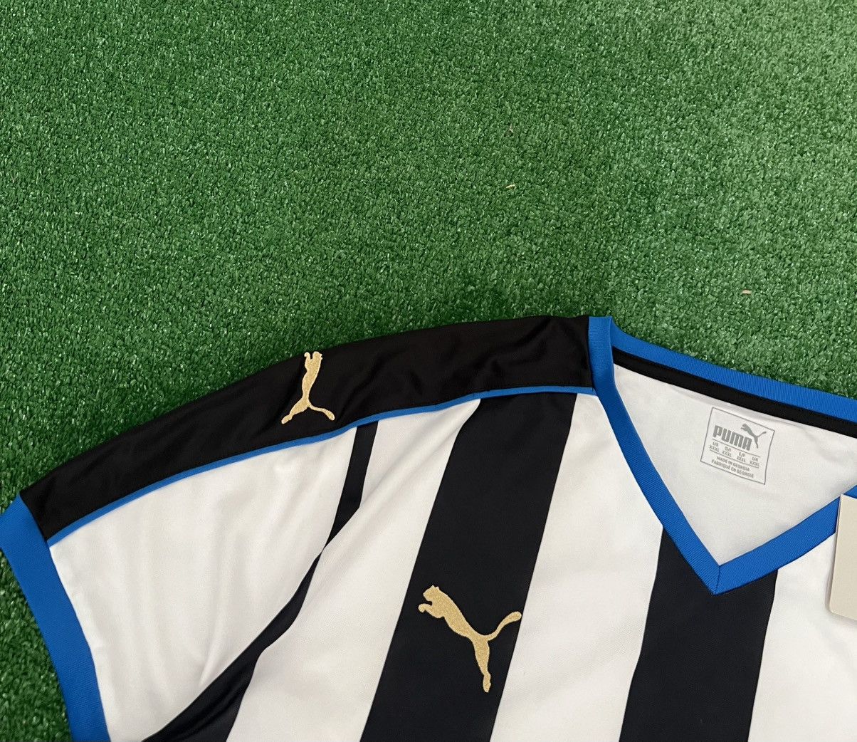 Puma × Vintage Vintage Newcastle United 2015/16 Home Shirt Size US XXL / EU 58 / 5 - 4 Thumbnail