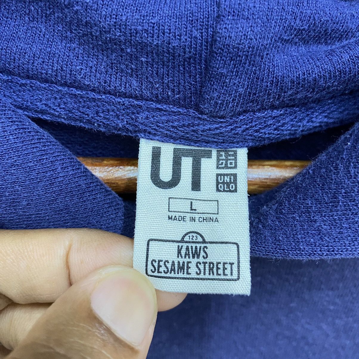 Kaws × Uniqlo KAWS UT Sesame Street Hoodie Blue Embroidered Characters L Size US L / EU 52-54 / 3 - 9 Thumbnail