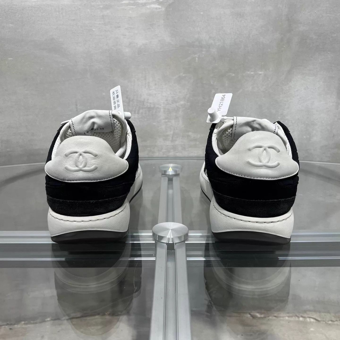 Chanel CHANEL CC Leather Low-Top Sneaker B&W Size 38 Size US 7.5 / IT 37.5 - 6 Thumbnail