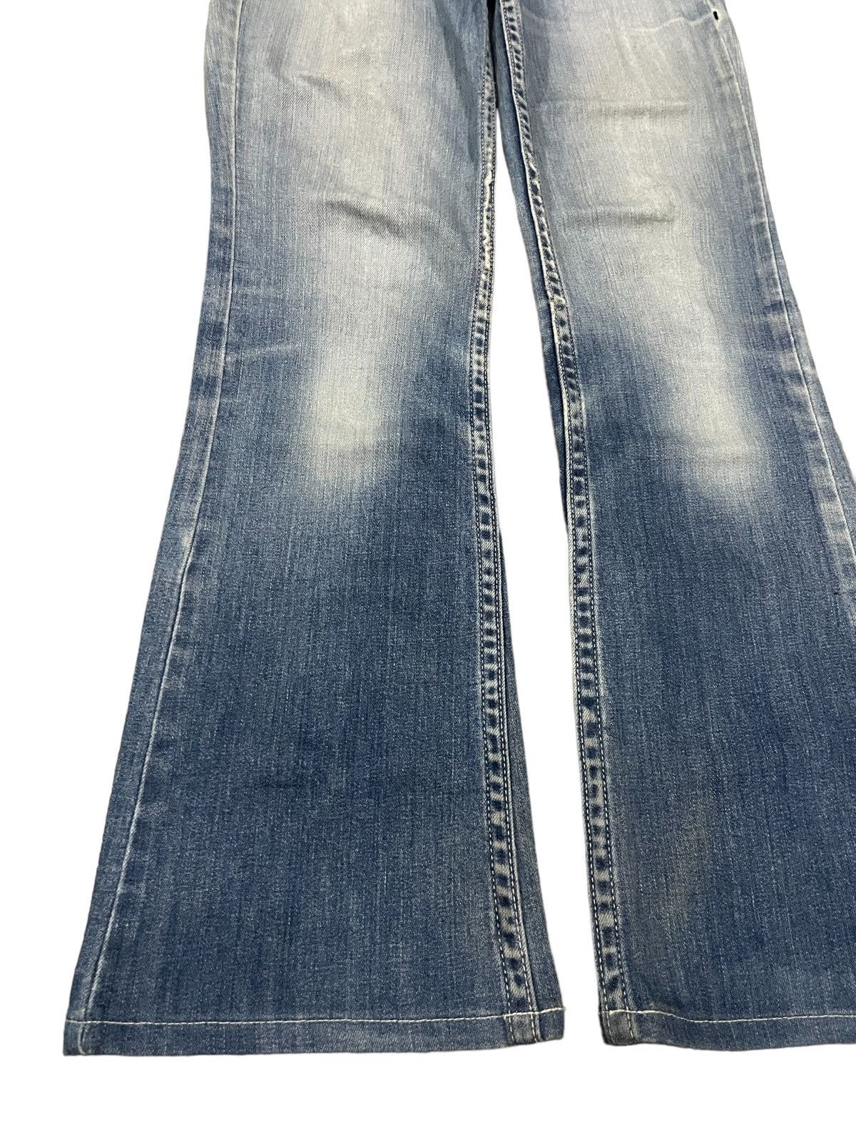 Levi's Vintage Levi’s Womenswear Low Rise Blue Wash Flare Jeans Size 25" / US 0 / IT 36 - 3 Thumbnail