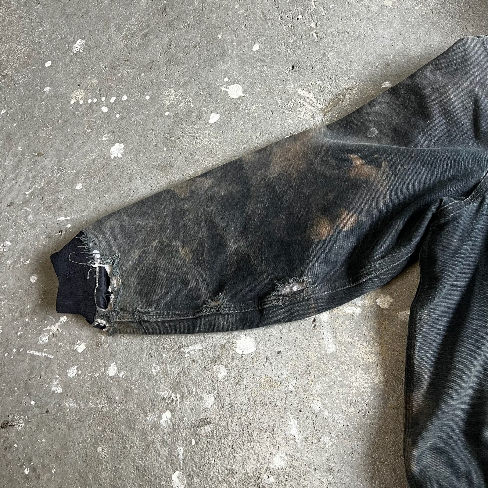 Carhartt × Vintage Carhartt J130 BLK black faded hooded work wear jacket Size US M / EU 48-50 / 2 - 6 Thumbnail