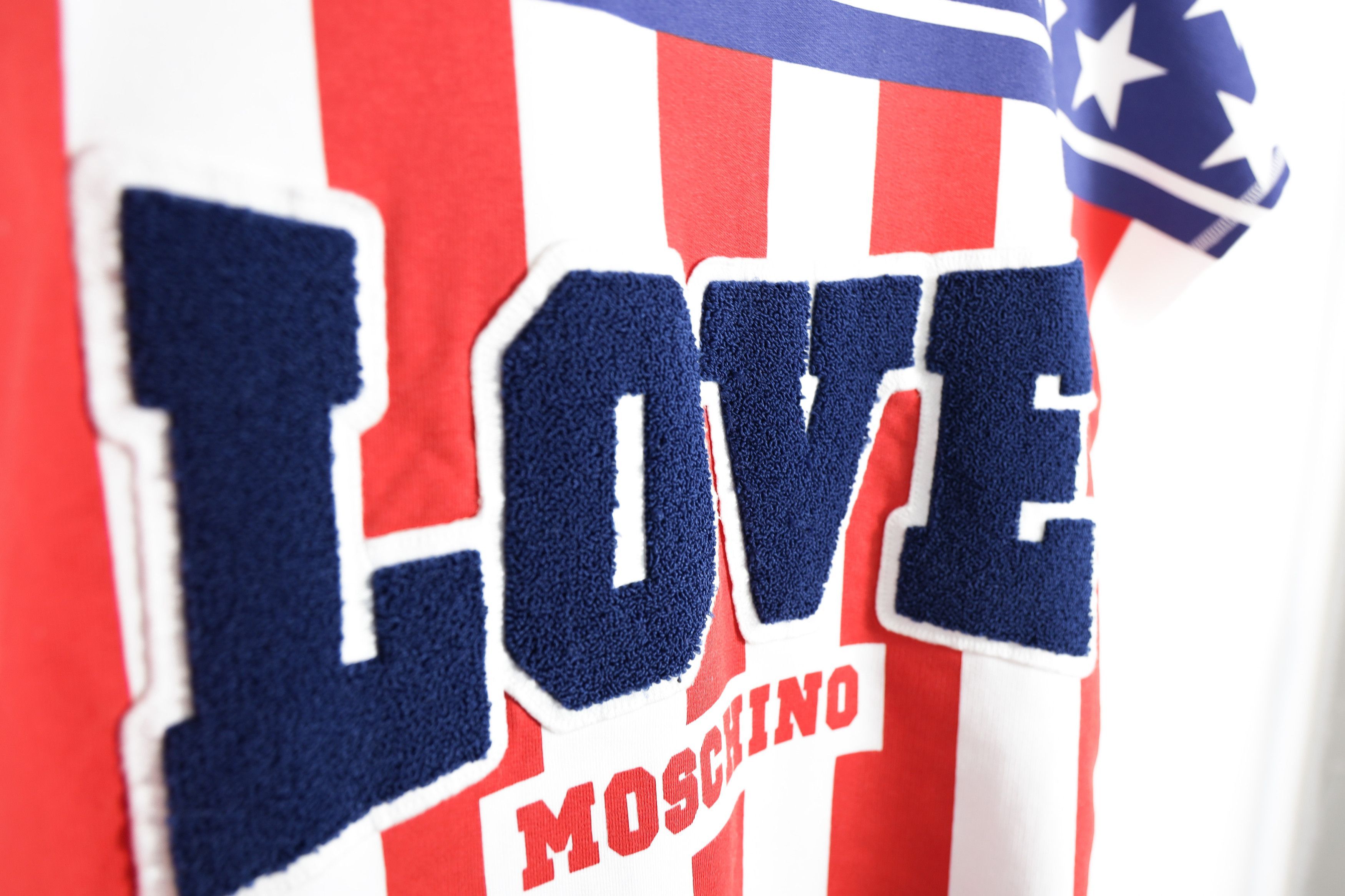Moschino Moschino Love Embroidered Flag Graphic Print Tee T-shirt Size US M / EU 48-50 / 2 - 4 Thumbnail