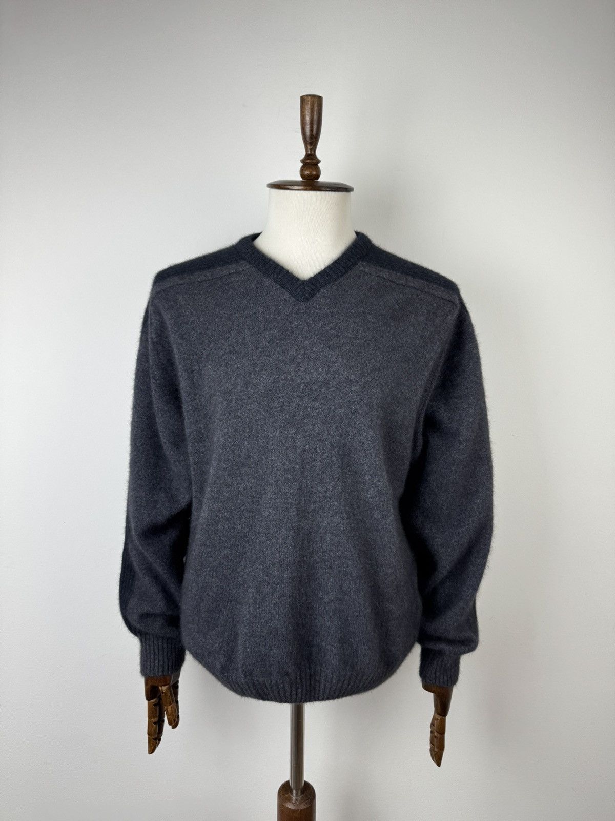Native Men’s Native World Possum Wool V-Neck Sweater size M Size US M / EU 48-50 / 2 - 1 Thumbnail