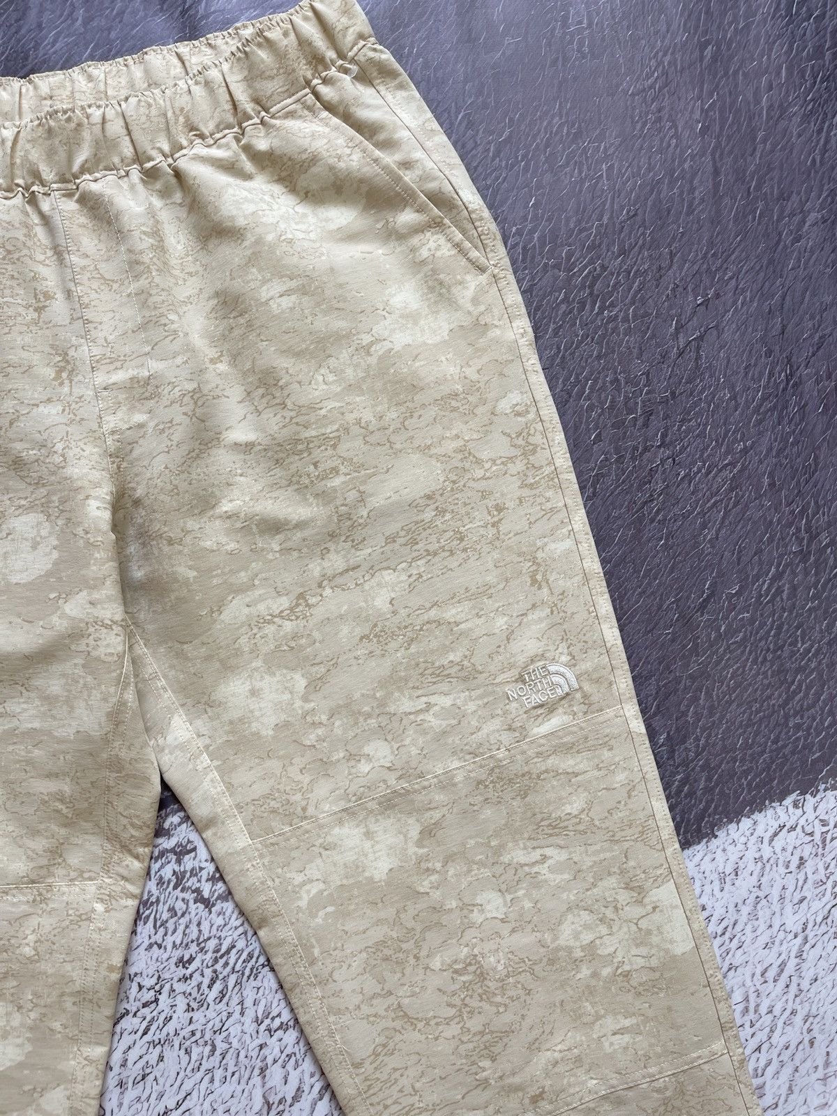 The North Face The North Face camouflage beige joggers track pants Size 30" / US 8 / IT 44 - 6 Thumbnail