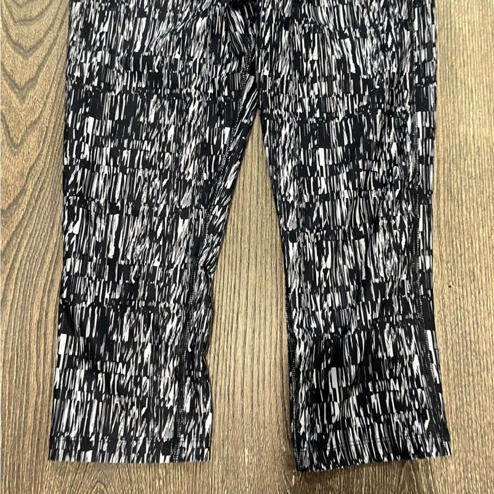 Nike Nike Leggings Dri Fit Capri Athletic Yoga Gym Geometric Size 26" / US 2 / IT 38 - 2 Thumbnail
