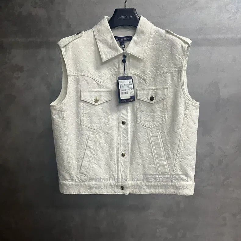 Louis Vuitton Louis Vuitton White solid Logo embossed single-breasted st Size US XXS / EU 40 - 1 Thumbnail