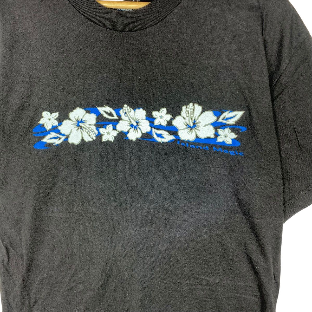 Vintage Vintage HAWAII ISLAND MAGIC Hibiscus Flower Surf Tee Shirt Size US L / EU 52-54 / 3 - 4 Thumbnail