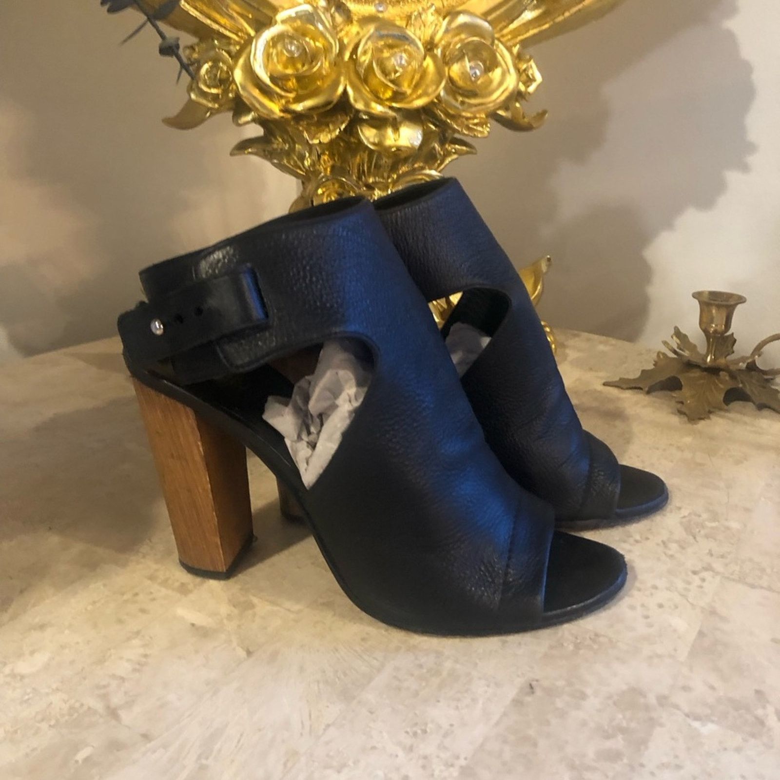 Vince Vince. Open heal leather strap thick heel Size US 7.5 / IT 37.5 - 4 Thumbnail