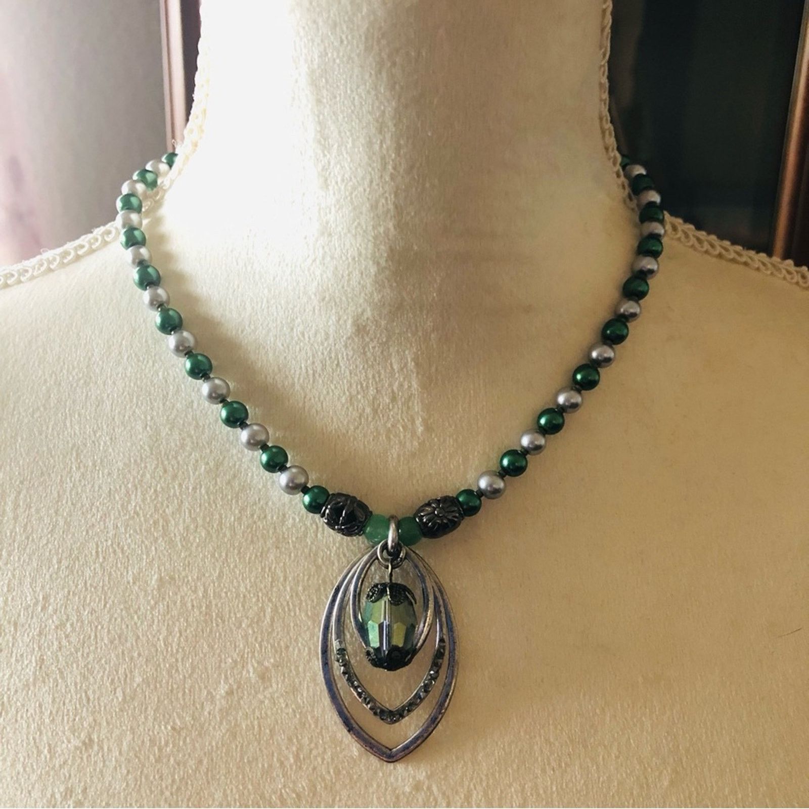 Handmade Handcrafted repurpose emerald & silver Pearl necklace Size ONE SIZE - 2 Thumbnail
