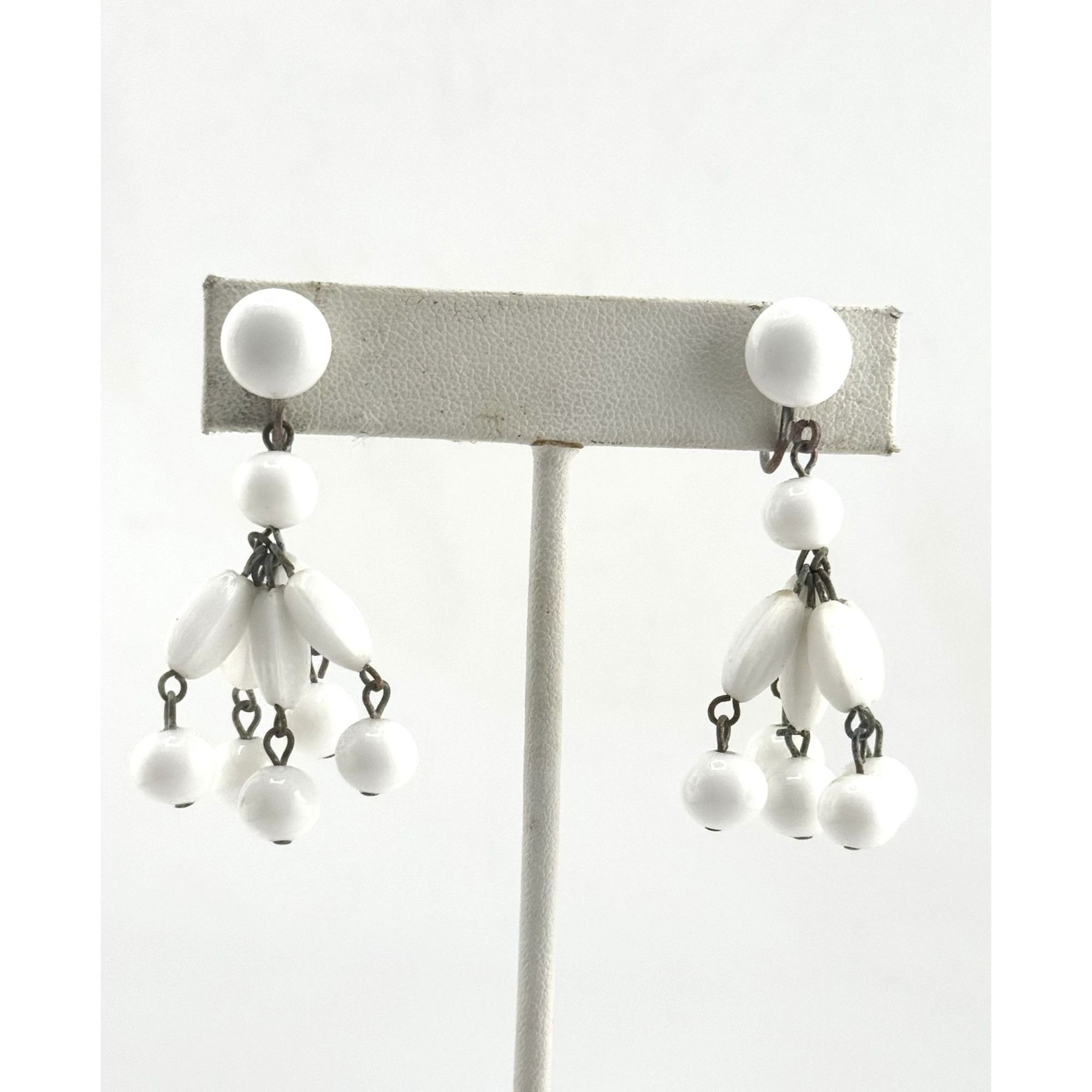 Vintage vintage white milk glass tassel screw back earrings Size ONE SIZE - 1 Thumbnail