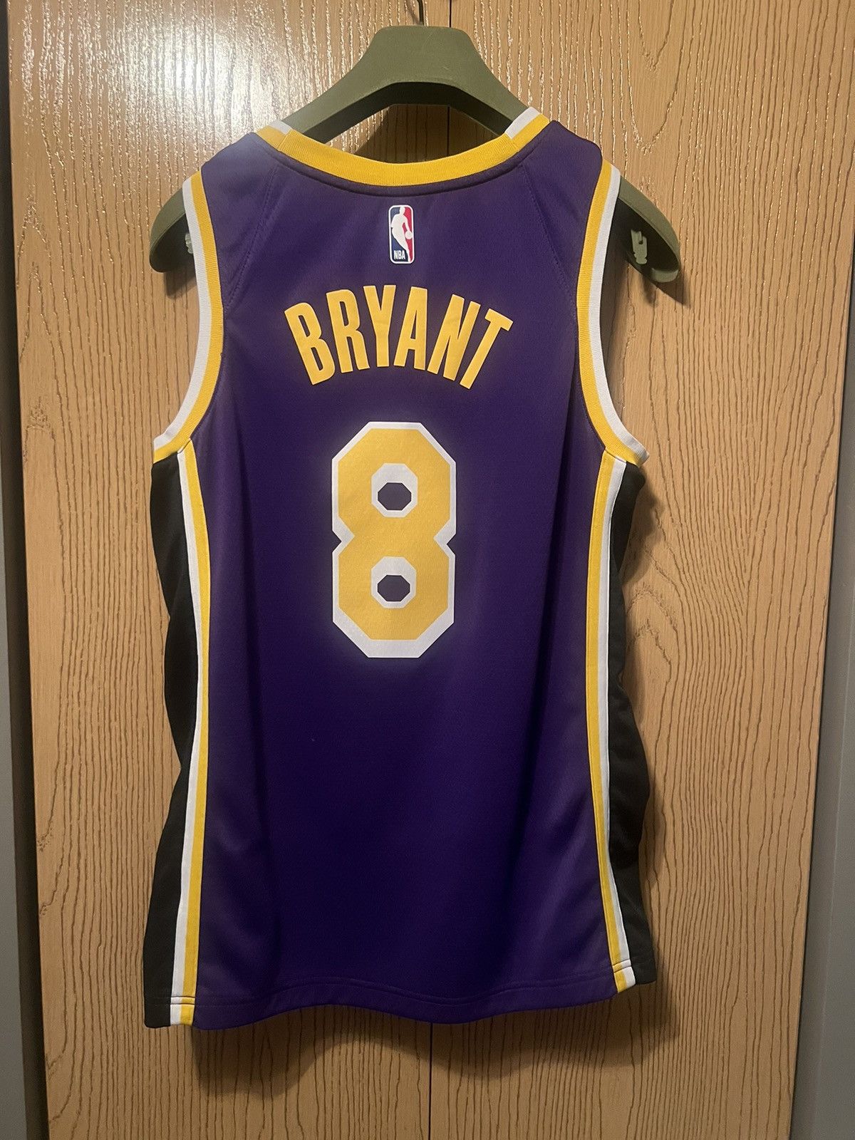 NBA × Nike NIKE KOBE BRYANT LA LAKERS PURPLE SWINGMAN #8 JERSEY SZ L Size US L / EU 52-54 / 3 - 4 Thumbnail