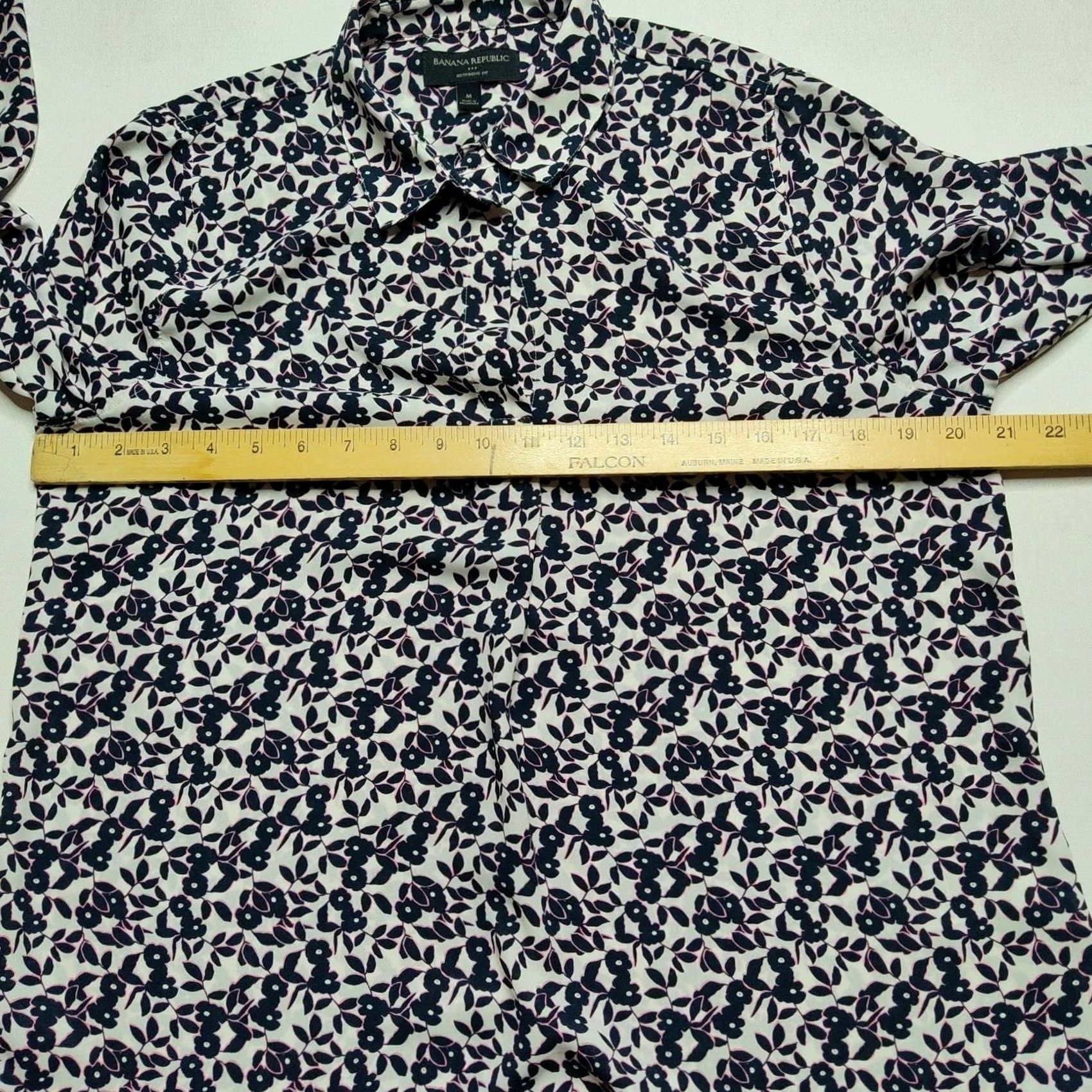 Banana Republic Banana Republic Women Medium Blue Floral V-Neck Back Button Pullover Top Size M / US 6-8 / IT 42-44 - 7 Thumbnail