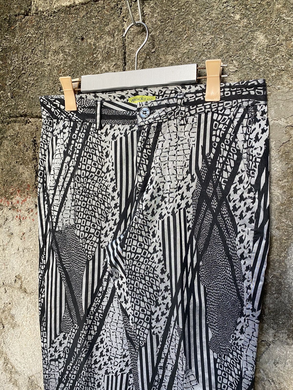 Versace Embossed design jeans Size US 32 / EU 48 - 2 Thumbnail