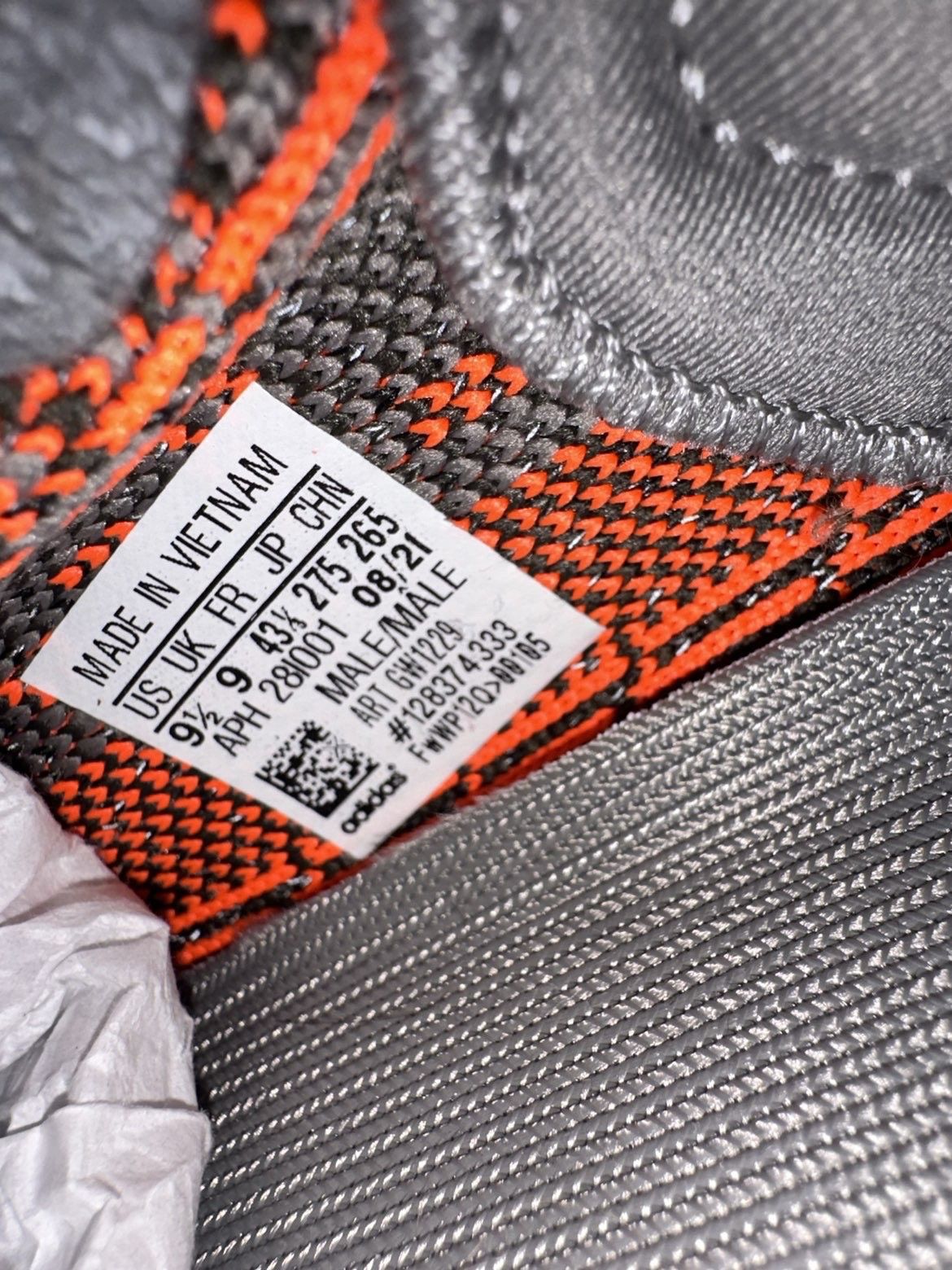 Yeezy Yeezy beluga 9.5 Size US 9.5 / EU 42-43 - 6 Thumbnail